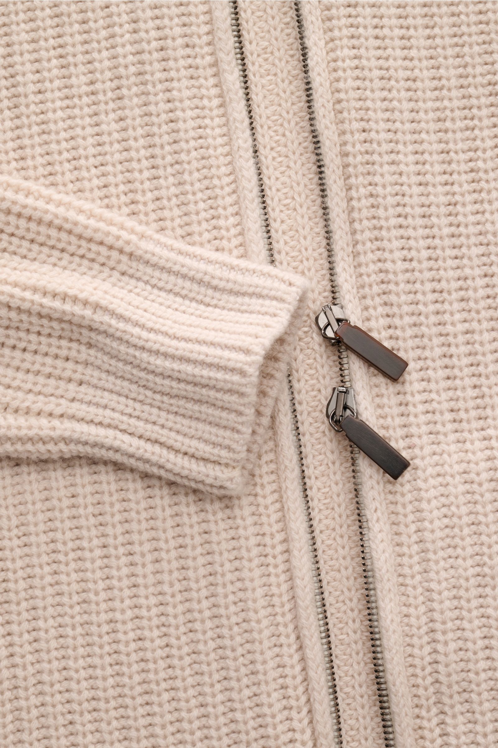 Close-up front view of Iris von Arnim Cashmere Strickjacke 'Avenor' sand cardigan showing voluminous patent knit, soft ribbed cuff, and robust two-way zipper.