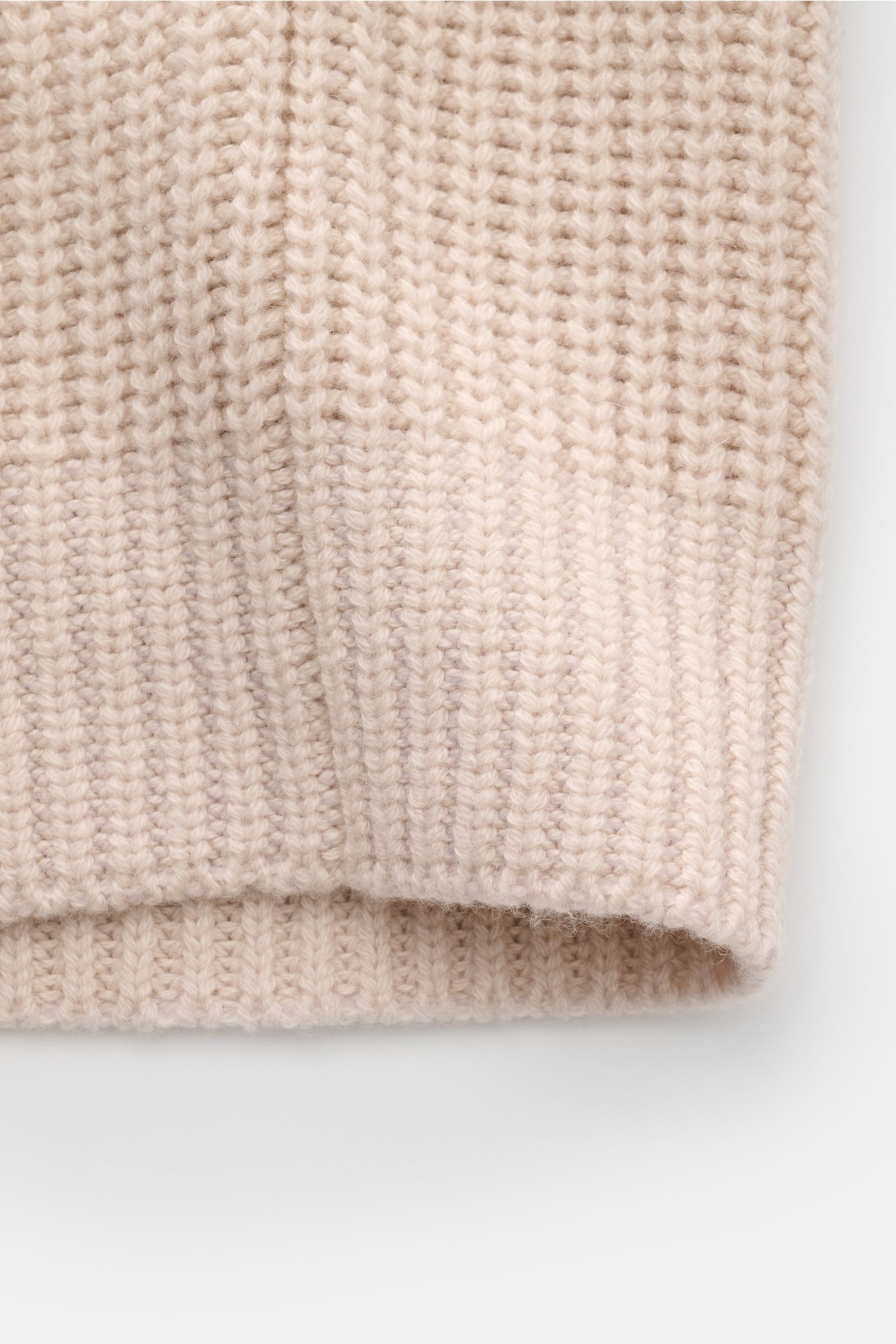 Close-up image of the ribbed cuff and sleeve of the Iris von Arnim Cashmere Strickjacke 'Avenor' sand, showing voluminous patent knit texture and soft, pure cashmere fabric, photographed from a top-down perspective. Kompromisslose Strickqualität – made to