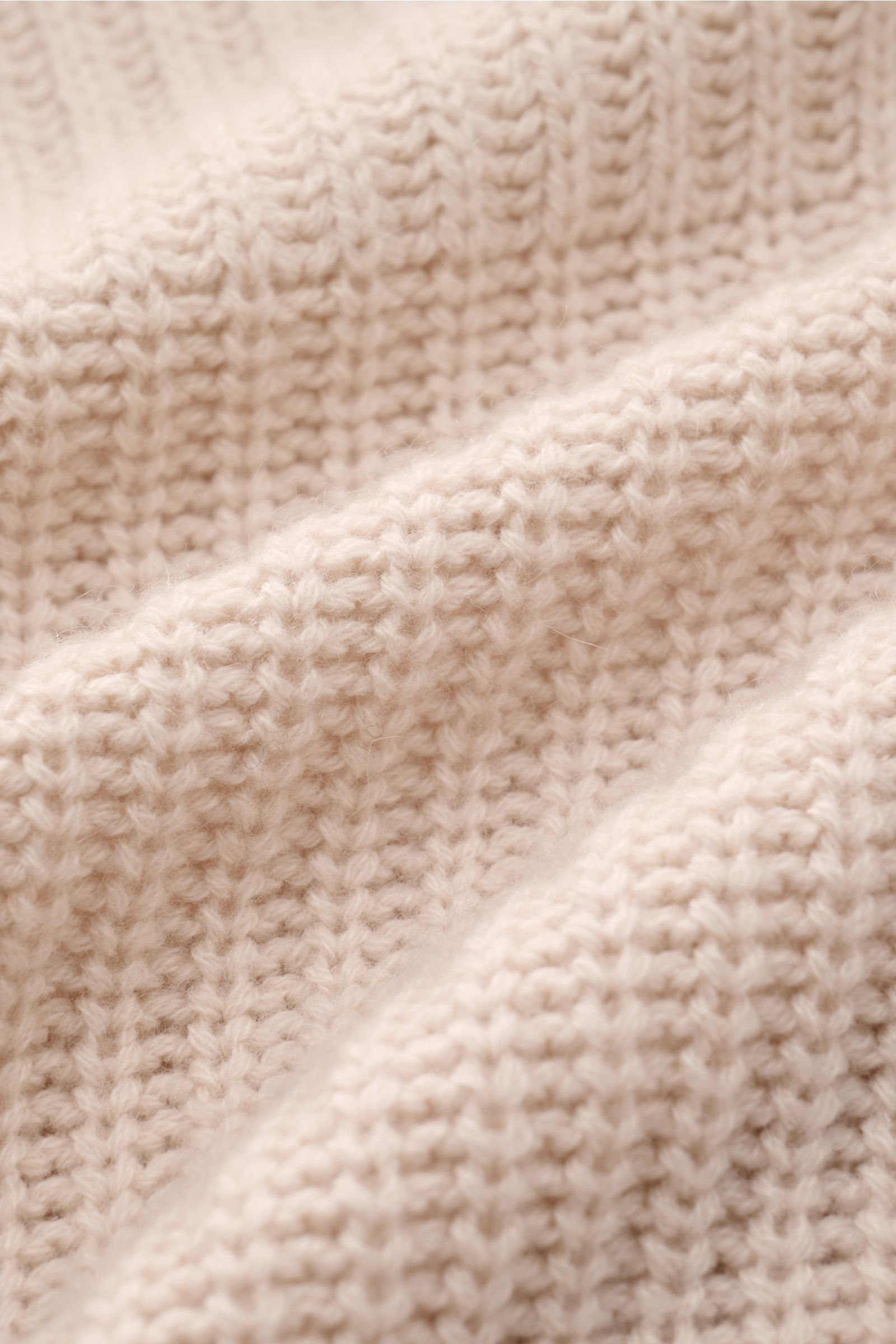 Close-up front view of Iris von Arnim Cashmere Strickjacke 'Avenor' sand showing voluminous patent knit and soft texture.

Kompromisslose Strickqualität – made to last: Die legere Strickjacke 'Avenor' vom renommierten Hamburger Label IRIS VON ARNIM beg
