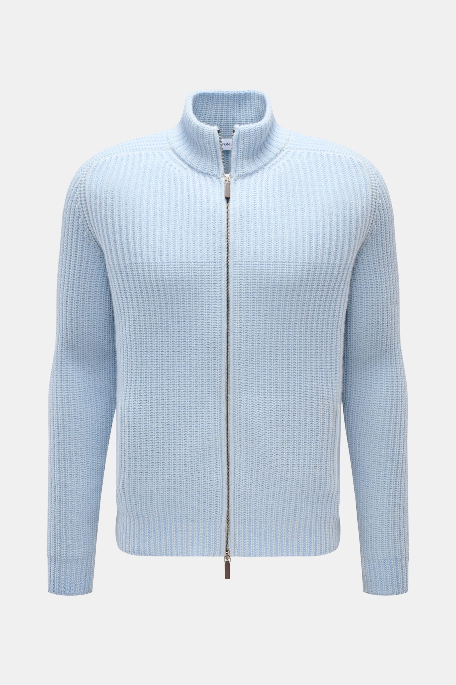 Front view of Iris von Arnim Cashmere Strickjacke 'Avenor' hellblau, a light blue slim fit cardigan with voluminous patent knitting, standing collar, two-way zipper, front pockets, tongue raglan sleeves, and ribbed cuffs. Kompromisslose Strickqualität – m