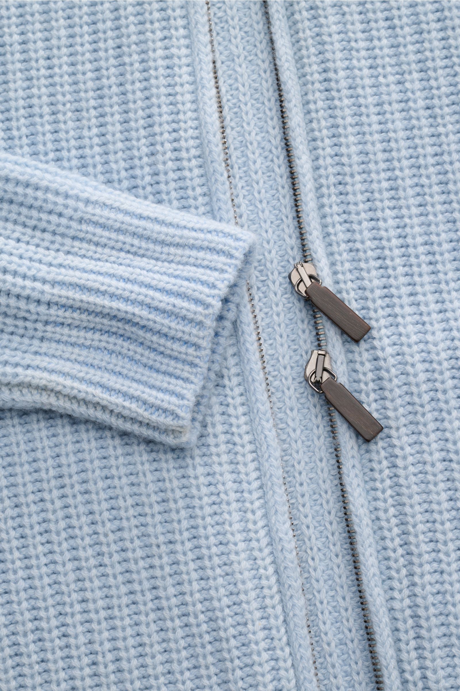 Close-up front view of Iris von Arnim Cashmere Strickjacke 'Avenor' hellblau in voluminous patent knit with soft ribbed cuffs and two-way zipper.

Kompromisslose Strickqualität – made to last: Die legere Strickjacke 'Avenor' vom renommierten Hamburger 