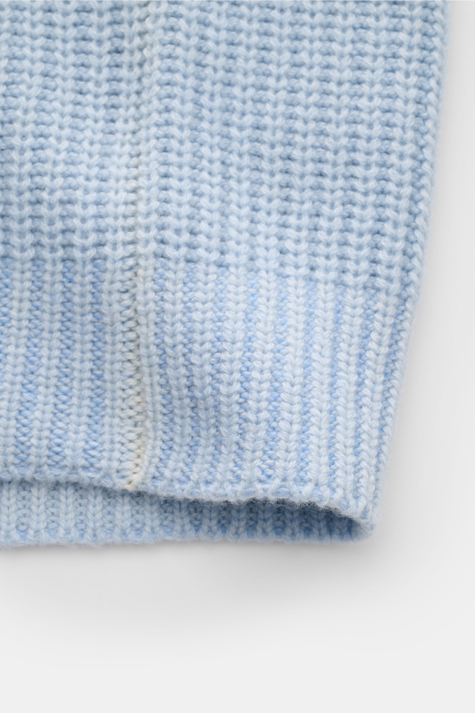 Close-up view of the sleeve cuff of the Iris von Arnim Cashmere Strickjacke 'Avenor' hellblau, showcasing voluminous patent knit in soft light blue cashmere. Kompromisslose Strickqualität – made to last: Die legere Strickjacke 'Avenor' vom renommierten