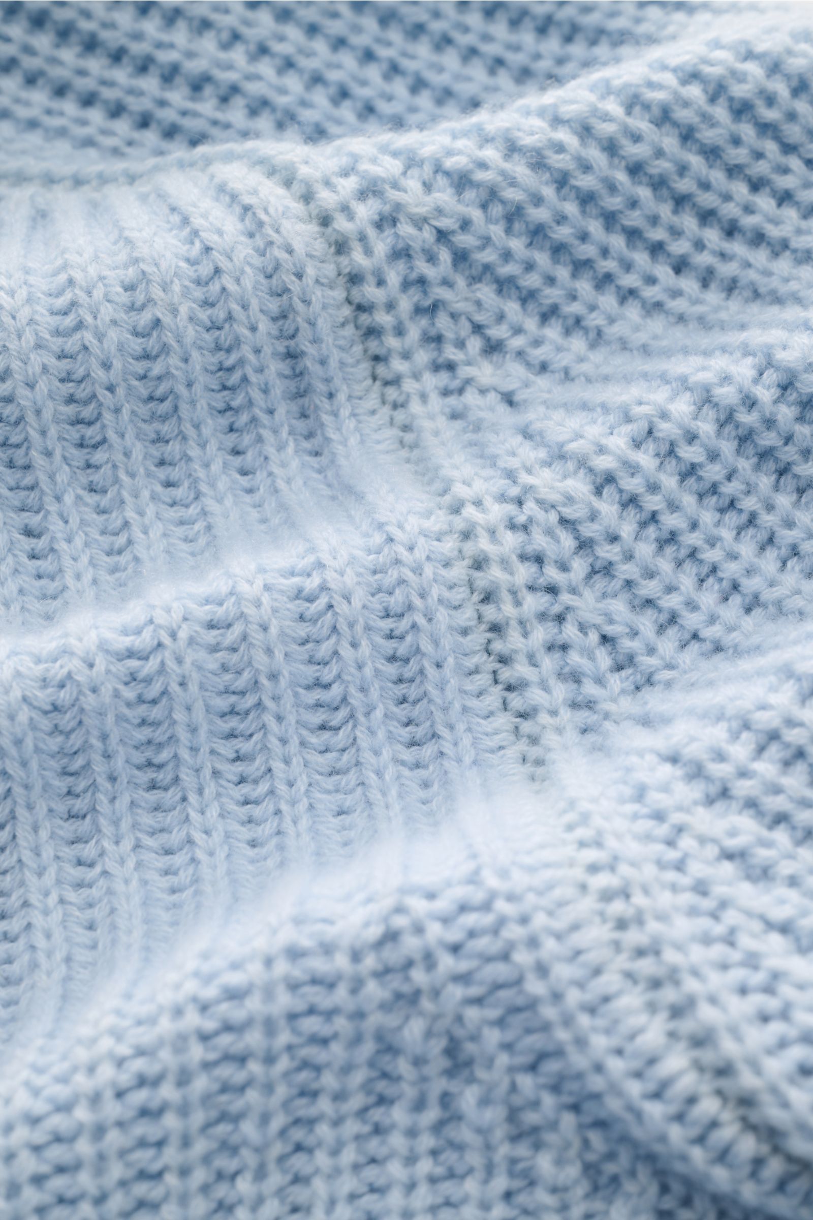 Close-up shot of Iris von Arnim Cashmere Strickjacke 'Avenor' hellblau showing voluminous patent knit, soft texture, and light blue color.