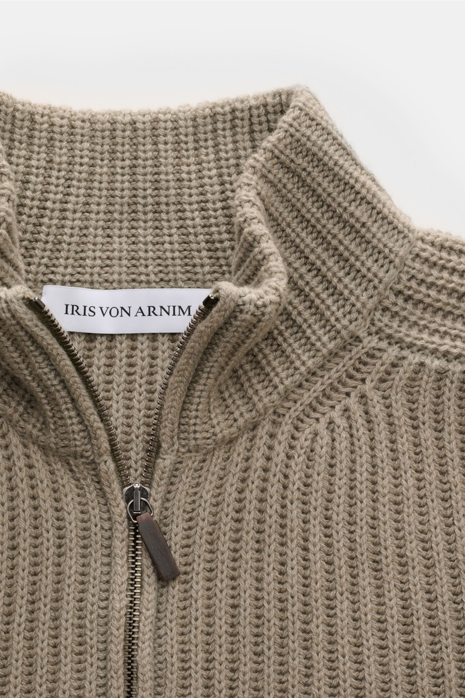 Close-up front top view of Iris von Arnim Cashmere Strickjacke 'Avenor' graugrün showing voluminous patent knit, slim fit, stand-up collar, two-way zipper, and soft ribbed cuffs. Kompromisslose Strickqualität – made to last: Die legere Strickjacke 'Avenor