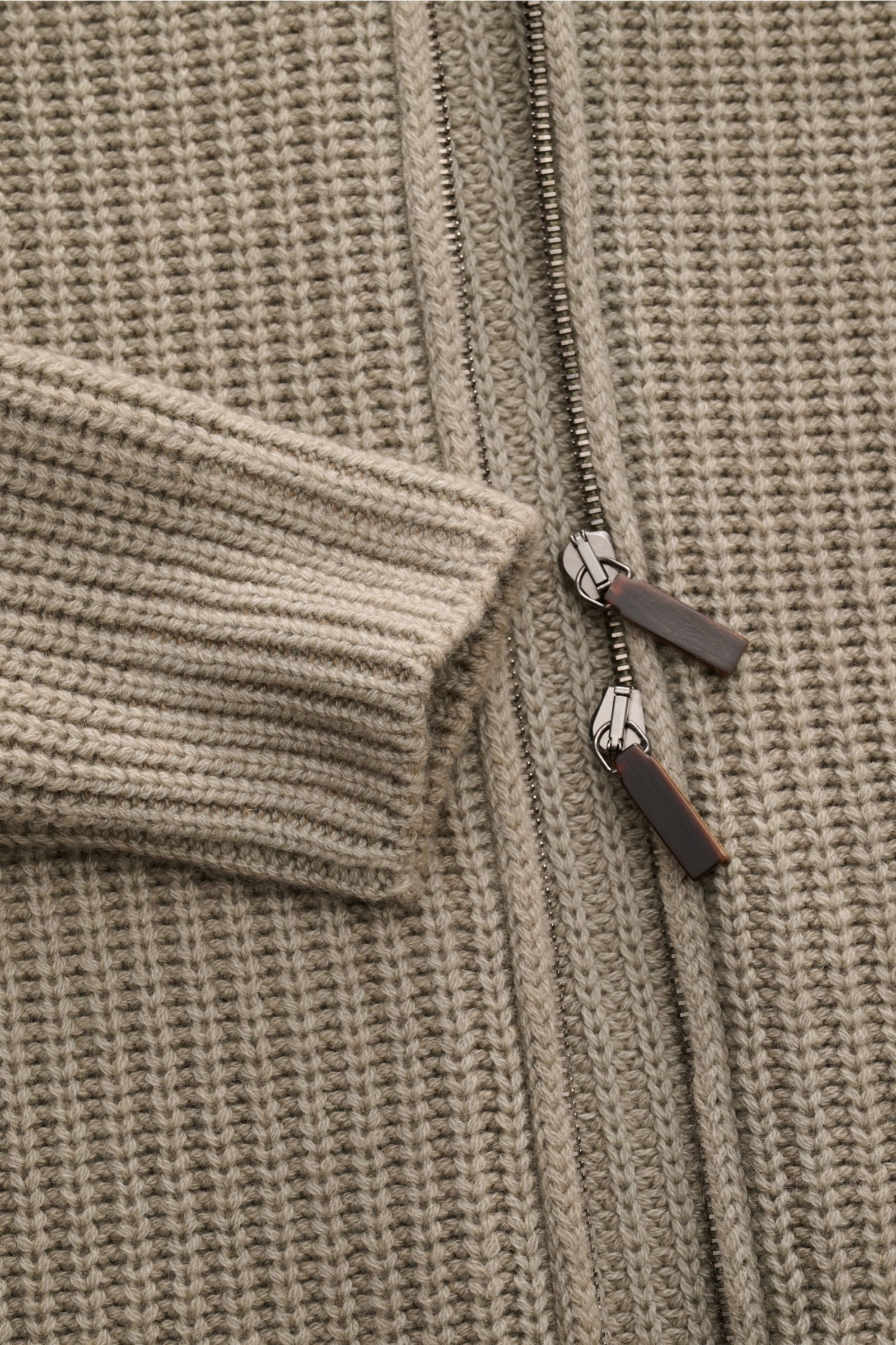 Close-up front view of Iris von Arnim Cashmere Strickjacke 'Avenor' graugrün, showing voluminous patent knit, slim fit ribbed cuff, and robust two-way zipper with wooden pulls. Kompromisslose Strickqualität – made to last: Die legere Strickjacke 'Aveno