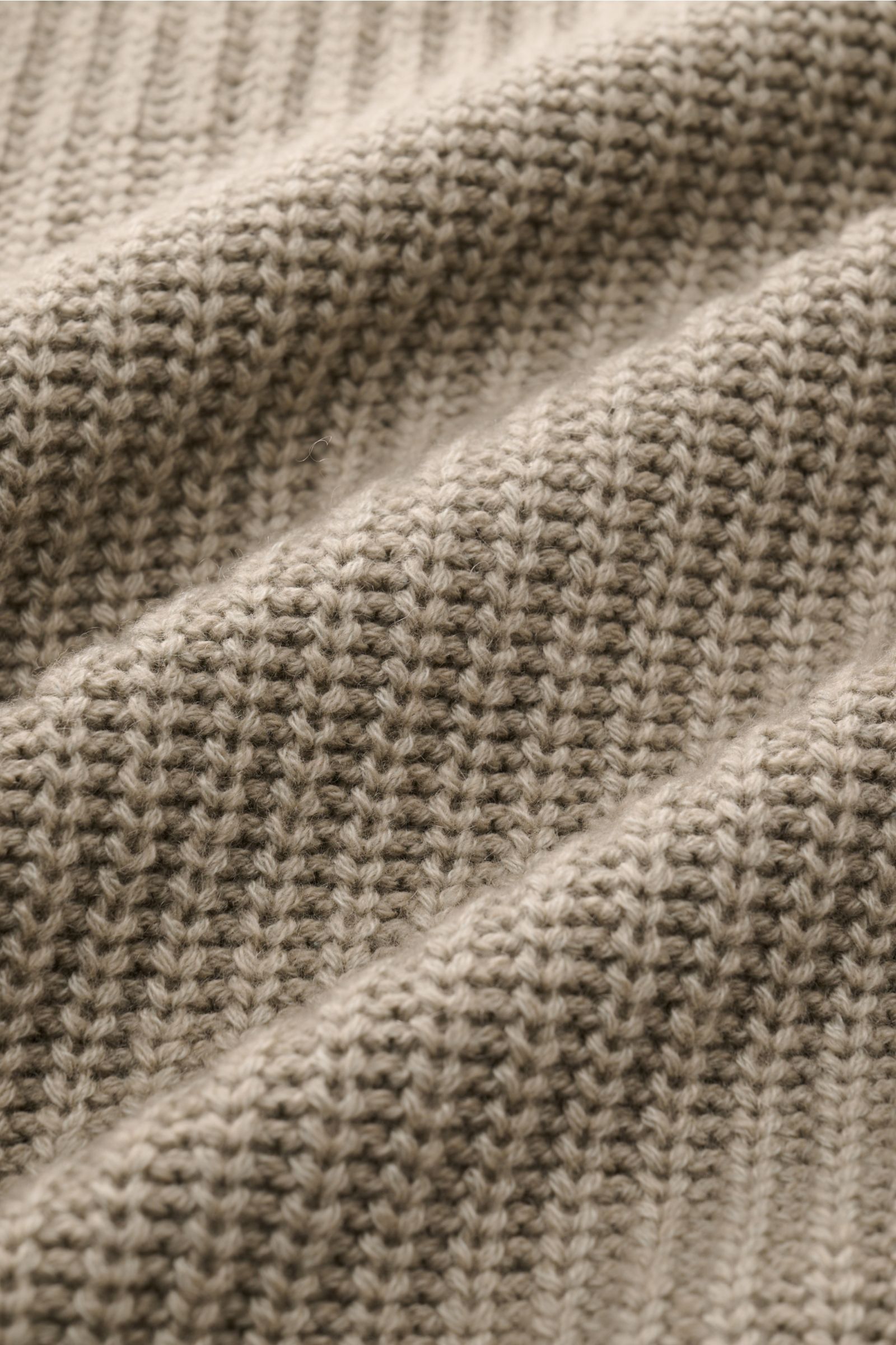 Close-up front perspective of Iris von Arnim Cashmere Strickjacke 'Avenor' graugrün showing voluminous patent knit texture in soft gray-green cashmere.

Kompromisslose Strickqualität – made to last: Die legere Strickjacke 'Avenor' vom renommierten Hamb