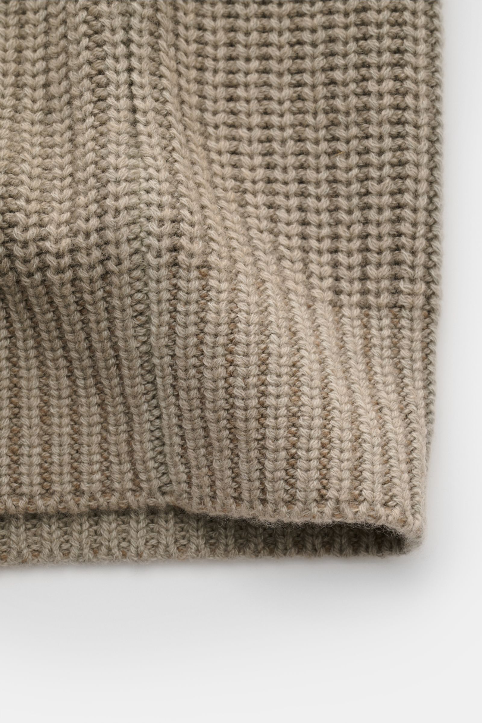 Close-up of the ribbed knit pattern and soft texture of the Iris von Arnim Cashmere Strickjacke 'Avenor' graugrün, photographed from above. Kompromisslose Strickqualität – made to last: Die legere Strickjacke 'Avenor' vom renommierten Hamburger Label IRIS