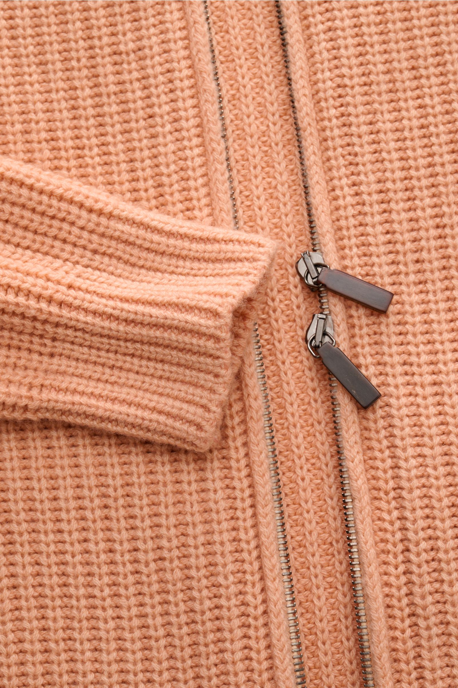 Close-up front view of Iris von Arnim Cashmere Strickjacke 'Avenor' apricot cardigan showing voluminous patent knit, ribbed cuff, and two-way zipper.

Kompromisslose Strickqualität – made to last: Die legere Strickjacke 'Avenor' vom renommierten Hambur