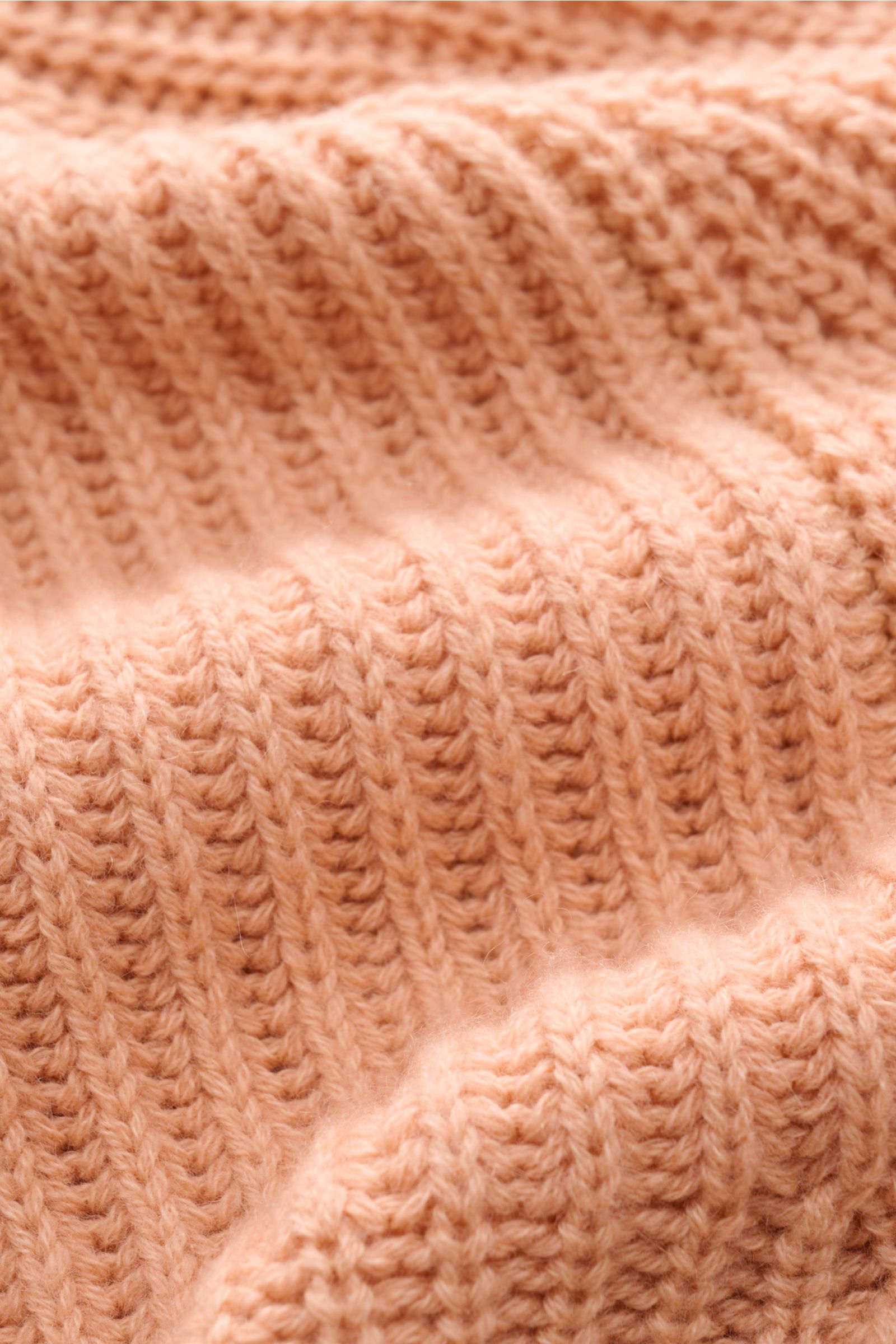 Close-up view of the Iris von Arnim Cashmere Strickjacke 'Avenor' apricot showing voluminous ribbed patent knit texture and soft cashmere fibers. 

Description: 
Kompromisslose Strickqualität – made to last: Die legere Strickjacke 'Avenor' vom renommie