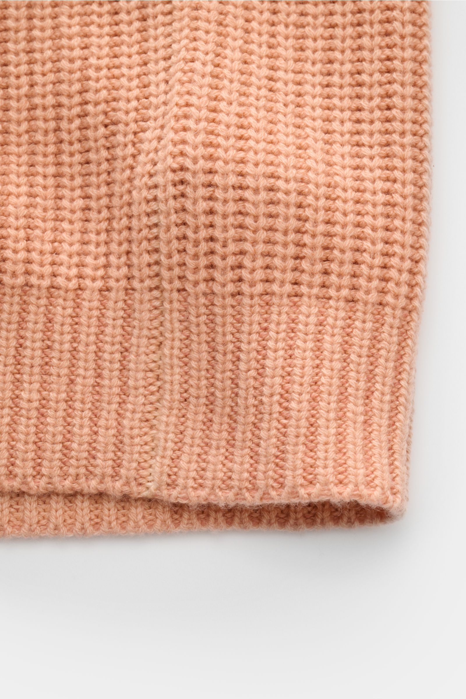 Close-up front view of the apricot Iris von Arnim Cashmere Strickjacke 'Avenor' showing voluminous patent knit texture, made from pure cashmere with a very soft feel, ribbed cuffs, and fine knit details. Kompromisslose Strickqualität – made to last: Di