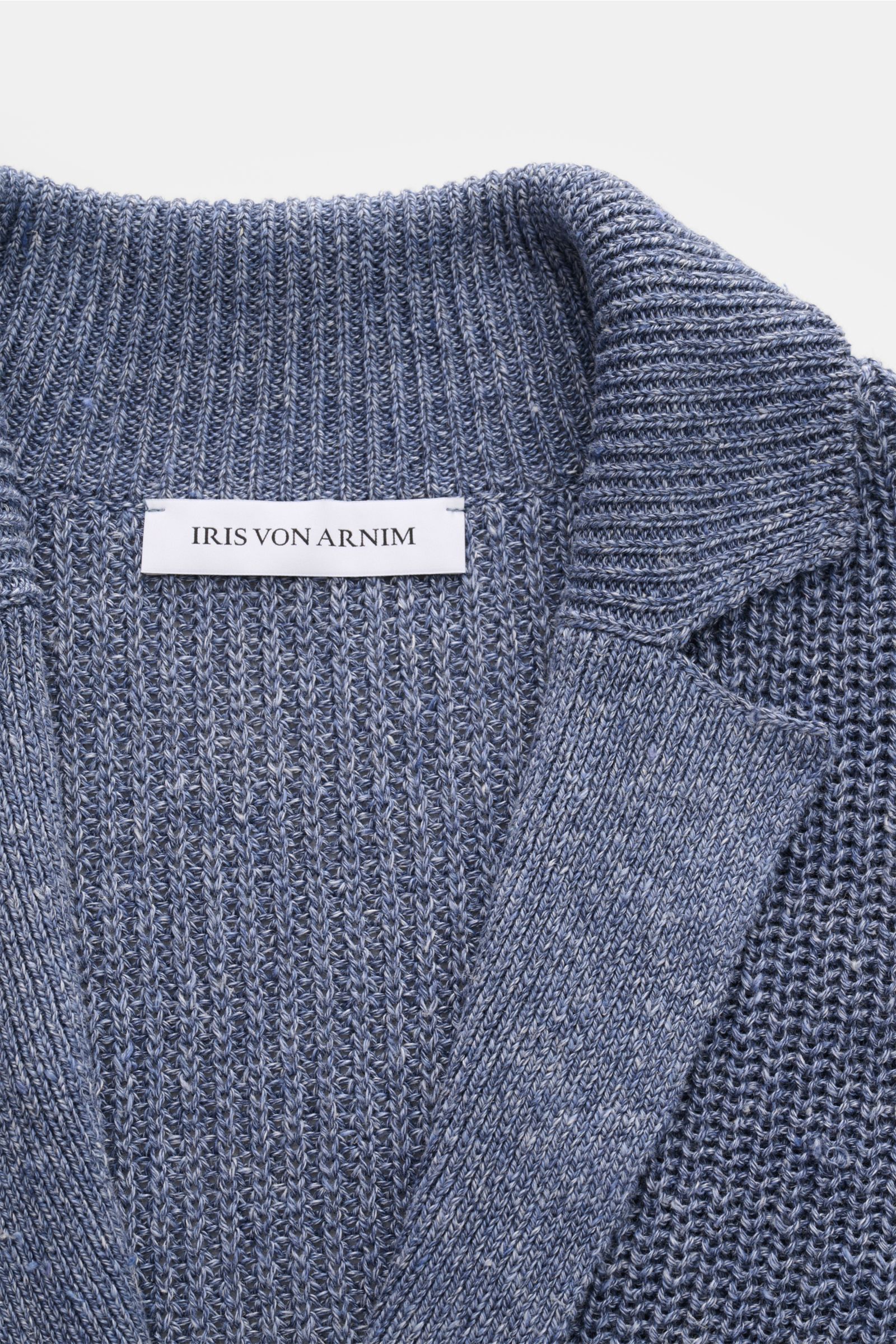 Close-up top view of Iris von Arnim Cardigan 'Larion' smoky blue mottled showing voluminous brioche knit, ribbed collar, and fine linen-cotton blend fabric.

A luxurious knitwear essential: With its voluminous brioche knit in the finest linen-cotton bl