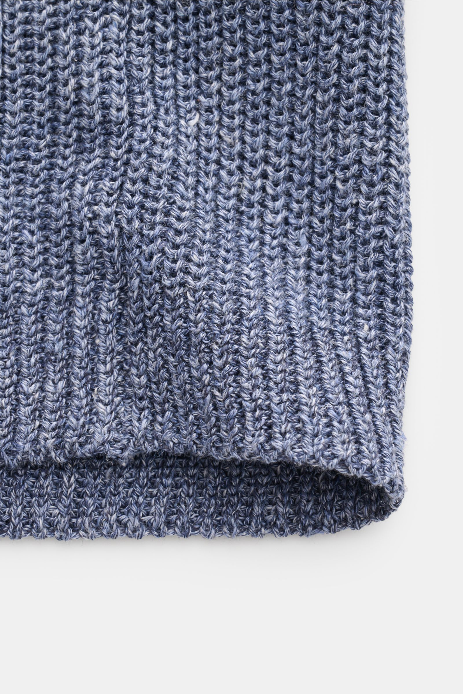 Close-up front view of the Iris von Arnim Cardigan 'Larion' smoky blue mottled showing voluminous brioche knit in linen-cotton blend.

Description:  
A luxurious knitwear essential: With its voluminous brioche knit in the finest linen-cotton blend, this c
