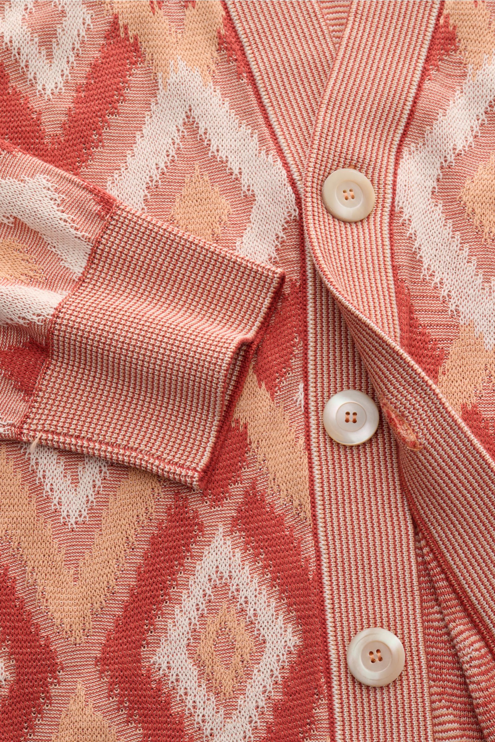 Piacenza 1733 Cardigan rot/apricot/offwhite gemustert, Nahaufnahme von vorne, leichter Strick aus Seide und Baumwolle, Rautenmuster, Slim Fit, V-Ausschnitt.