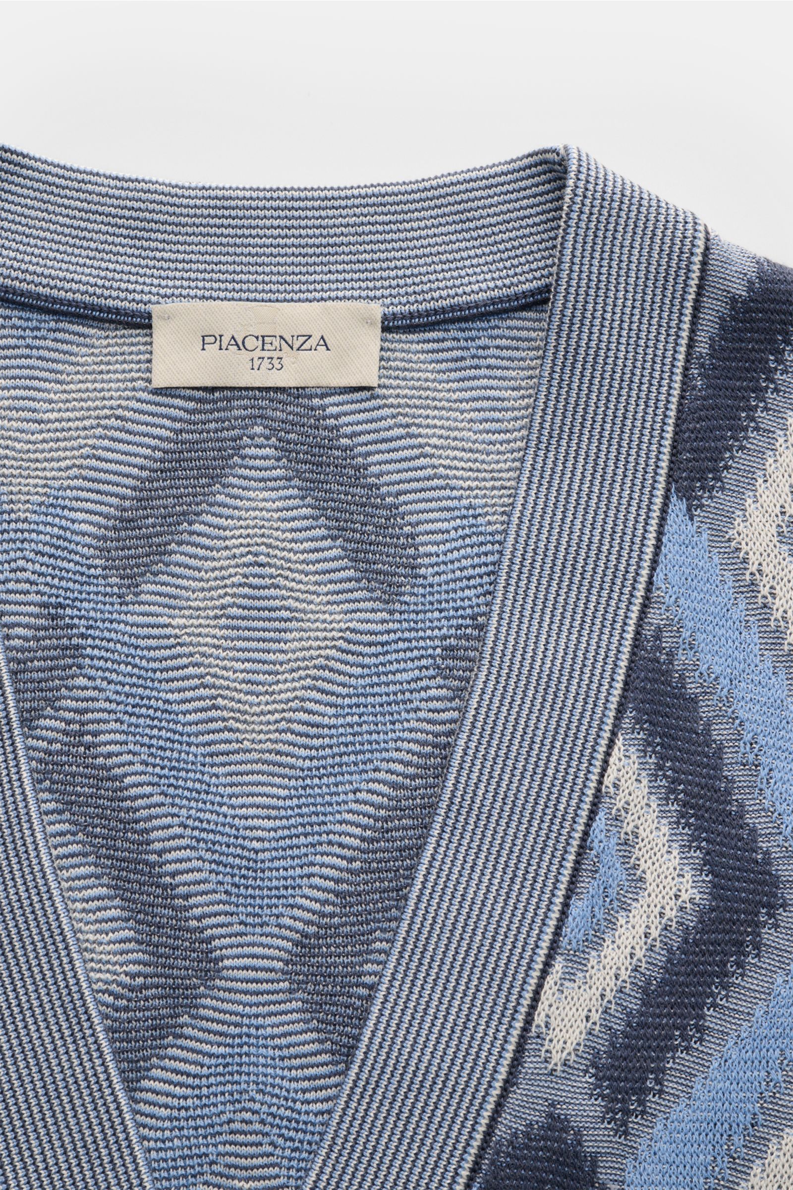 Piacenza 1733 Cardigan rauchblau/blau/creme gemustert, slim Fit, V-Ausschnitt, Rautenmuster, Strick aus Seide/Baumwolle, Nahaufnahme von oben