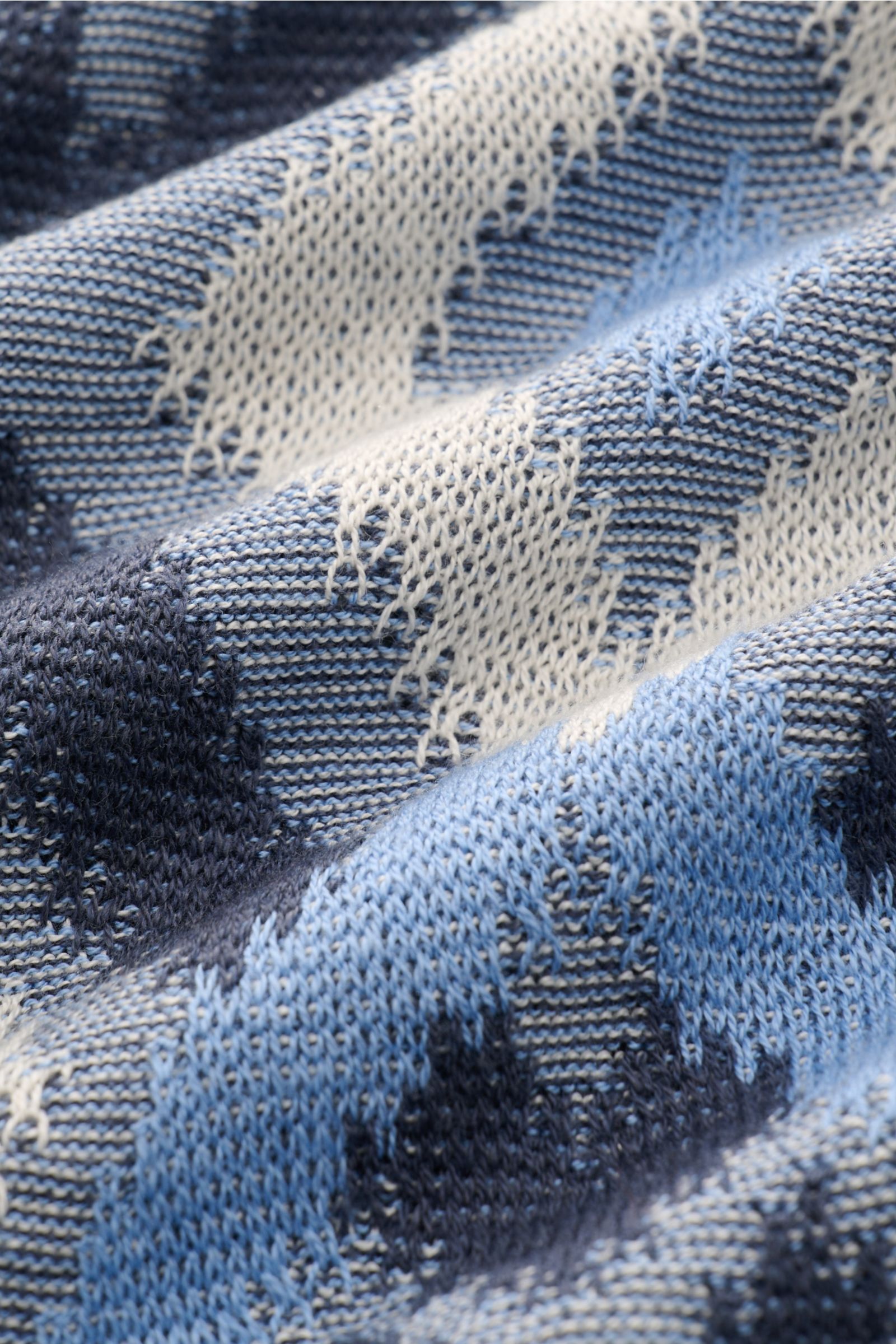Nahaufnahme des Piacenza 1733 Cardigan rauchblau/blau/creme gemustert mit luftigem Strickbild aus Seide und Baumwolle.