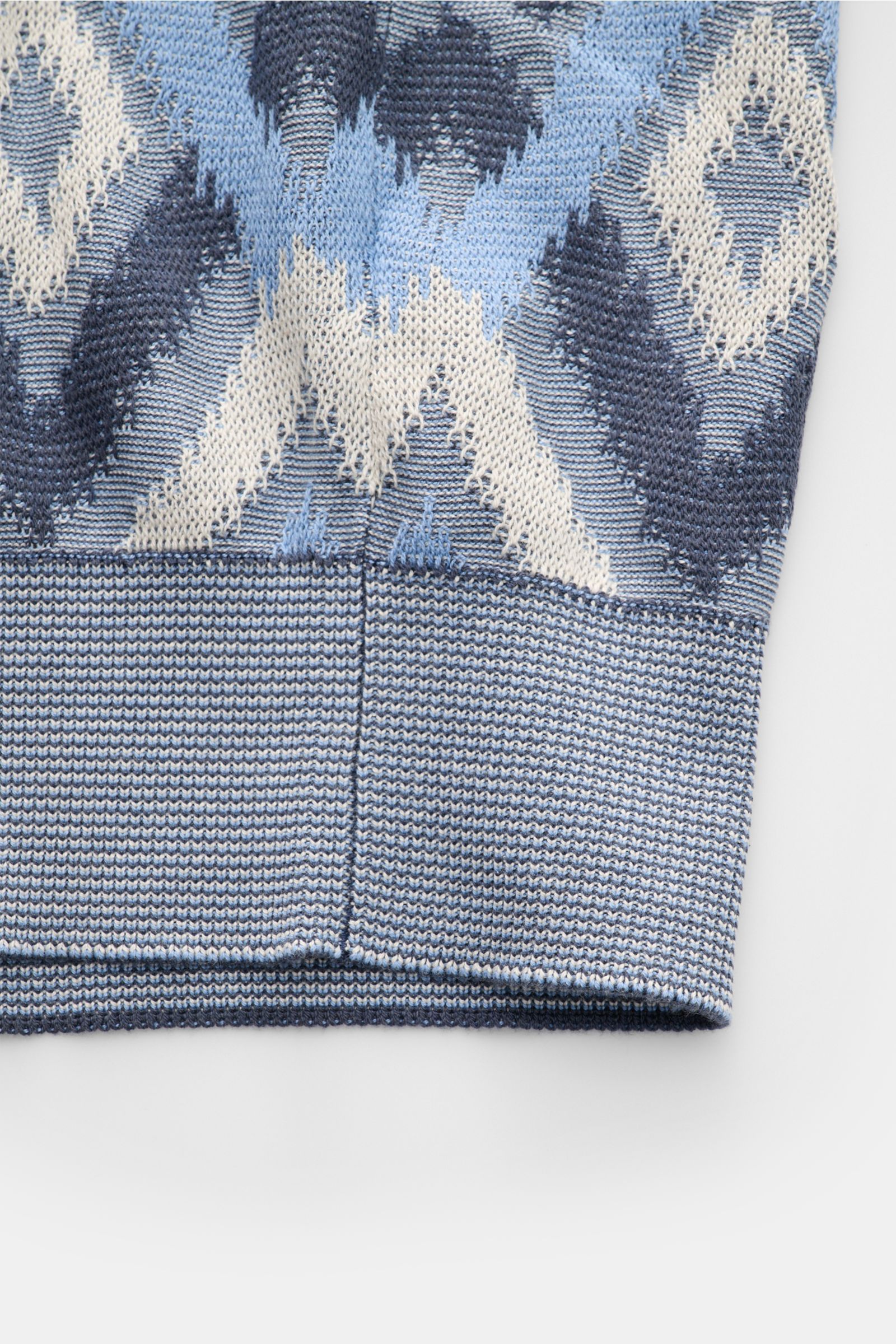 Piacenza 1733 Cardigan rauchblau/blau/creme gemustert, Detailfoto von unten, leichter Strick aus Seide/Baumwolle, Rippbündchen, luftiges Rautenmuster.