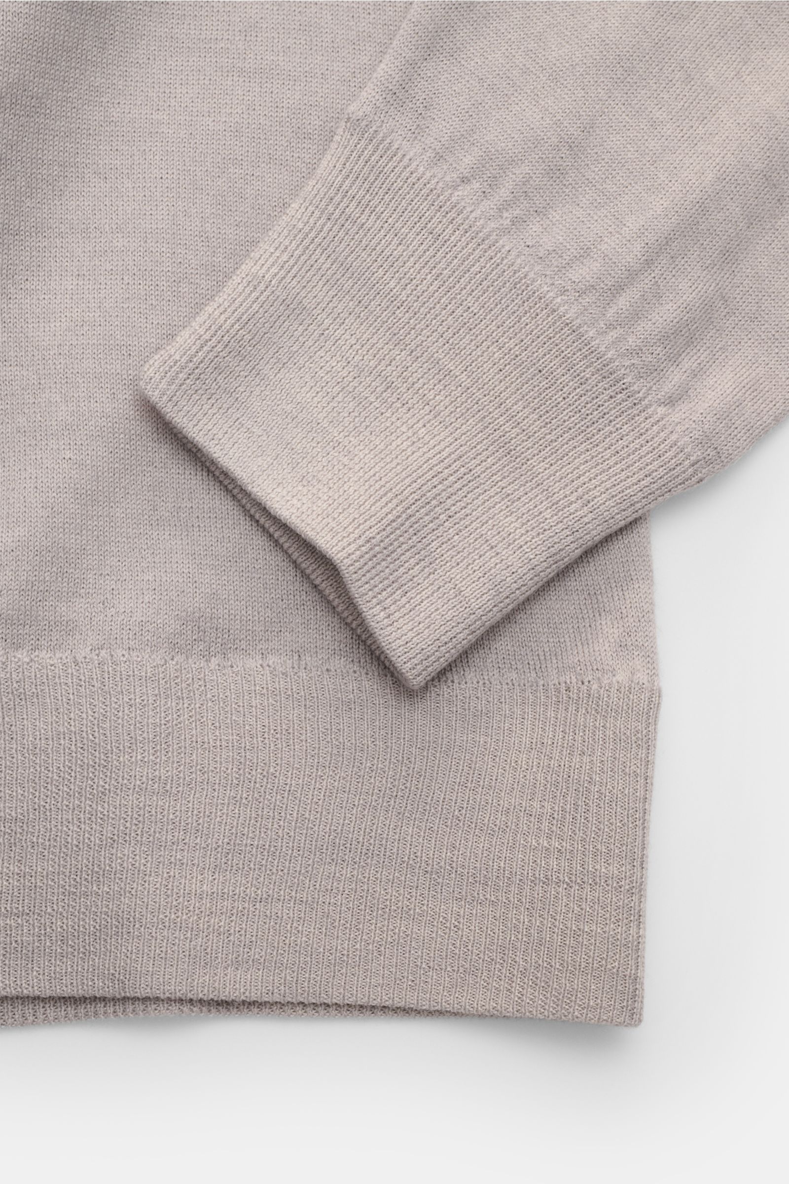 Gran Sasso Strickjacke hellgrau meliert, Detailaufnahme vom Ärmel und Saum, feiner italienischer Strick aus reiner Schurwolle, Regular Fit, zwei-Wege-Reißverschluss, Stehkragen, komfortable Rippbündchen, sehr weicher Griff, Vintage-Finish.