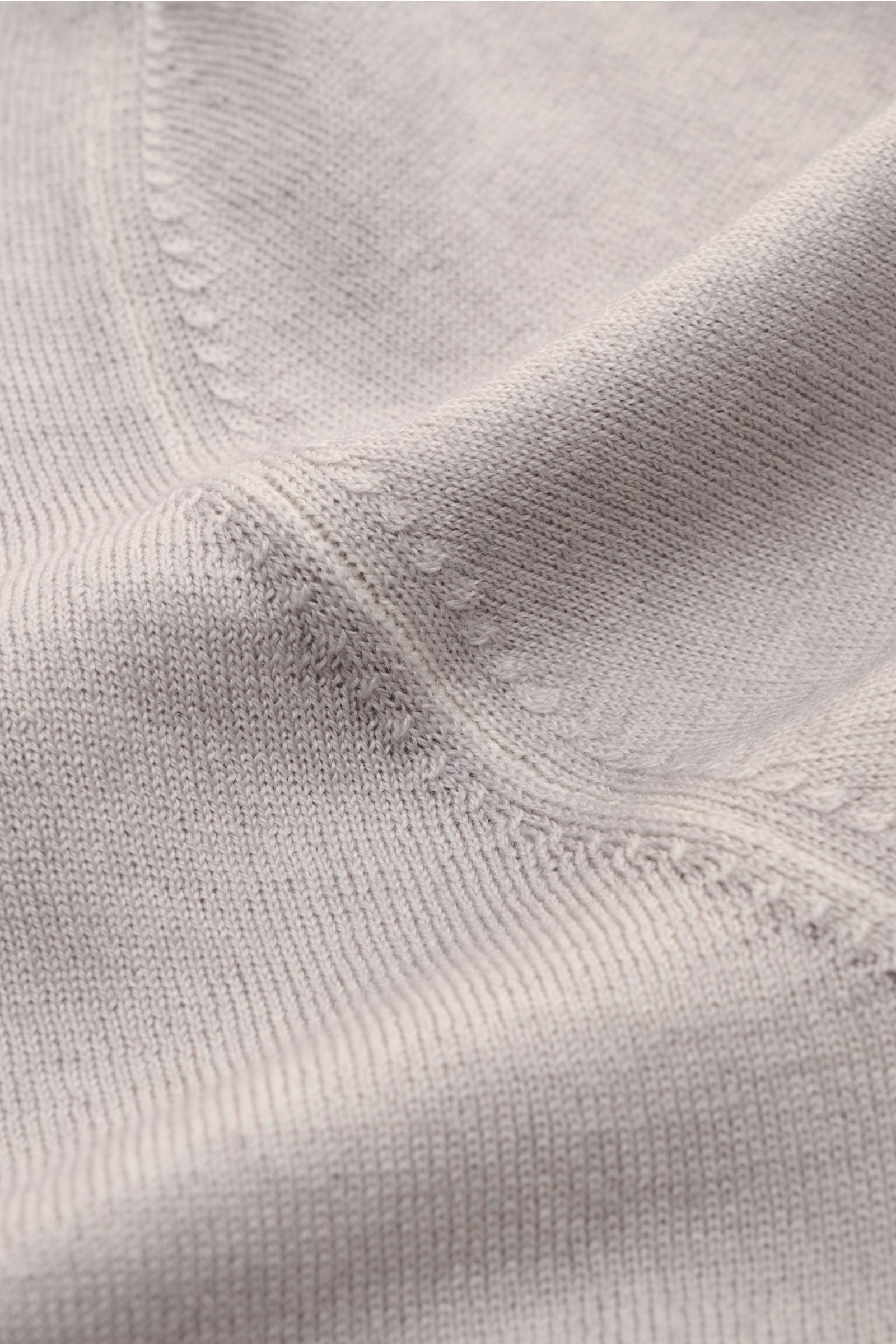 Gran Sasso Strickjacke hellgrau meliert aus reiner Schurwolle, feines Strickbild, Vintage-Finish, Nahaufnahme der leichten, weichen Struktur.