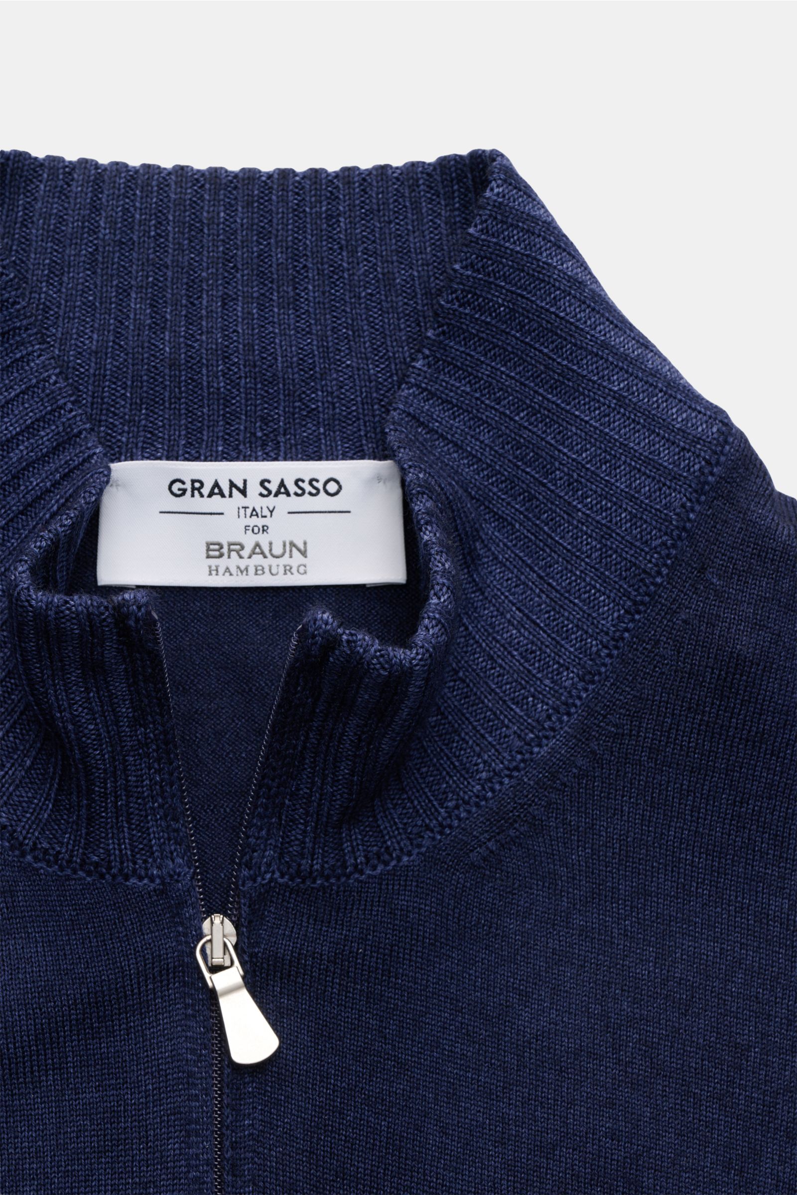 Gran Sasso Strickjacke dunkelblau meliert aus reiner Schurwolle, feines Strickbild, Stehkragen, Zwei-Wege-Reißverschluss, Detailaufnahme von oben.