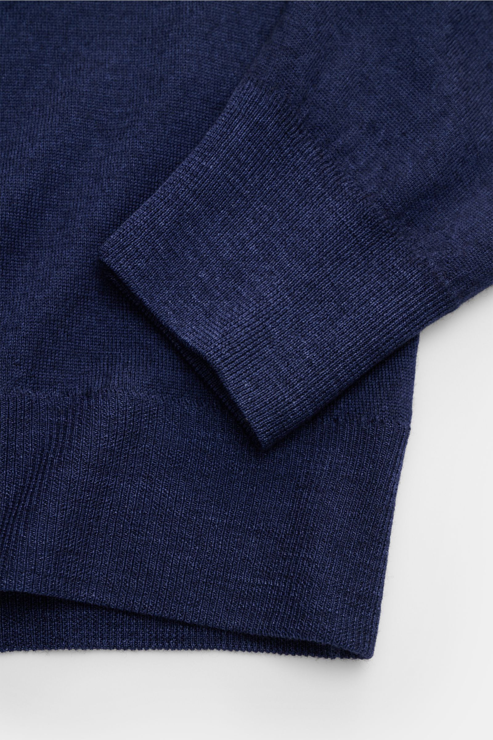 Gran Sasso Strickjacke dunkelblau meliert, Detailfoto von Ärmel und Bund, feiner italienischer Strick aus reiner Schurwolle.