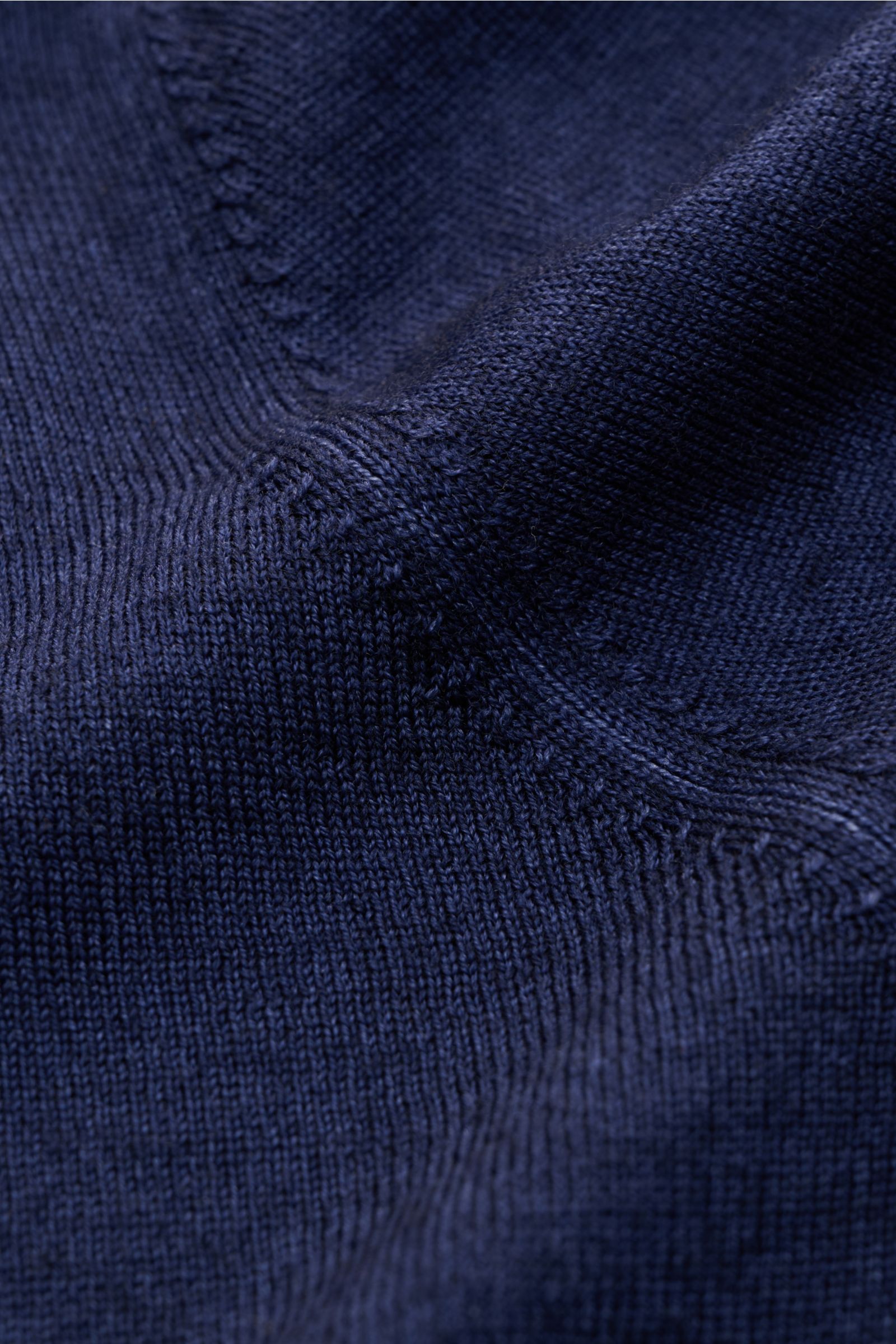 Nahaufnahme der Gran Sasso Strickjacke dunkelblau meliert, feiner italienischer Strick aus reiner Schurwolle mit Vintage-Finish.