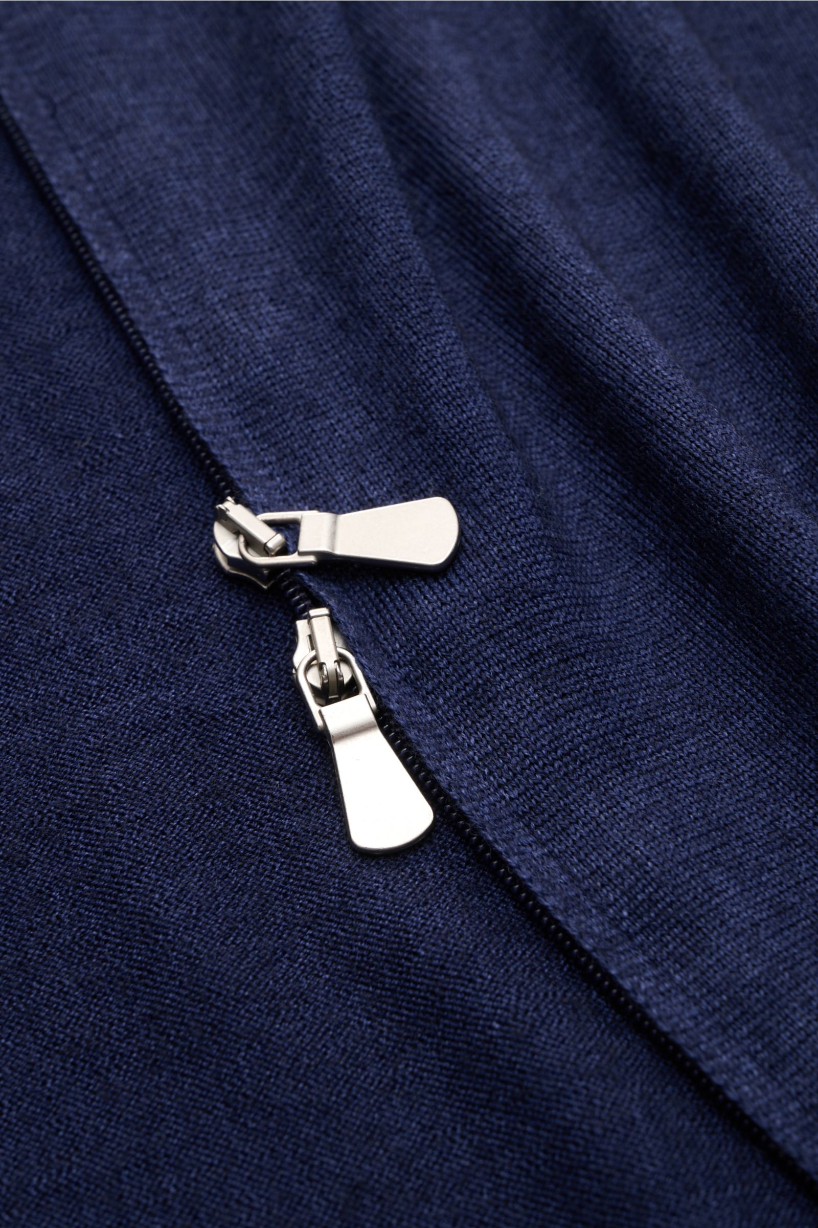 Gran Sasso Strickjacke dunkelblau meliert, Detailaufnahme des feinen Strickbilds und Zwei-Wege-Reißverschlusses aus reiner Schurwolle.
