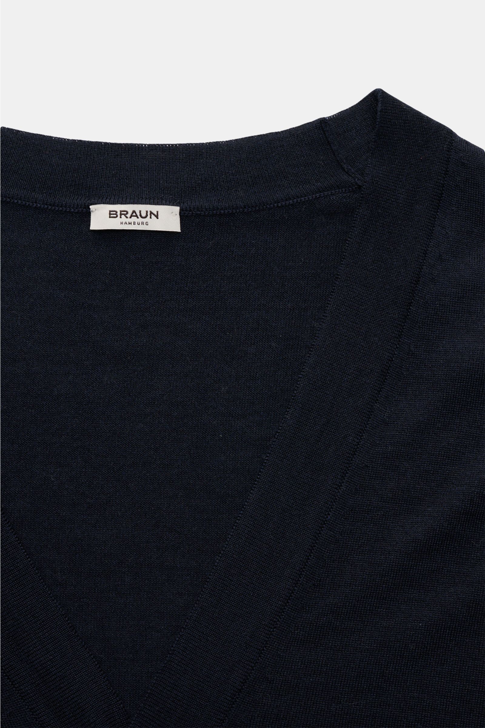 Nahaufnahme des BRAUN Hamburg Cardigan navy aus feinem Strick mit V-Ausschnitt, fünf Knöpfen, weicher Haptik durch Schurwolle, Cashmere und Seide.