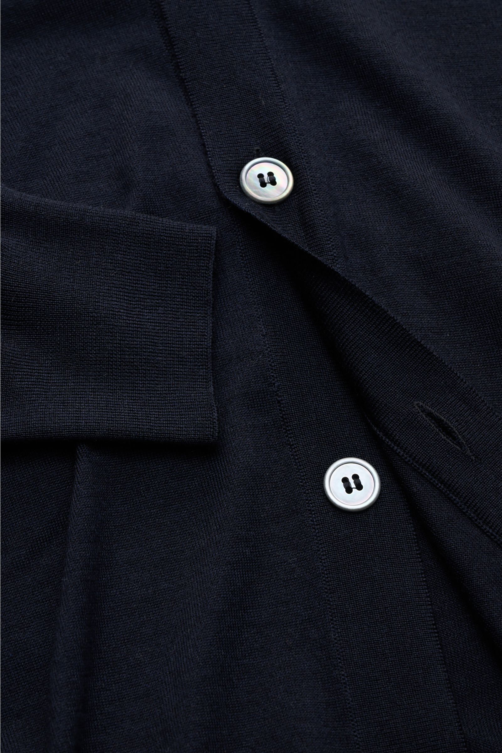 Nahaufnahme des BRAUN Hamburg Cardigan navy aus feinem Strick mit V-Ausschnitt, fünf Knöpfen, Rippbündchen und weicher Materialmischung aus Schurwolle, Cashmere und Seide in Slim Fit.