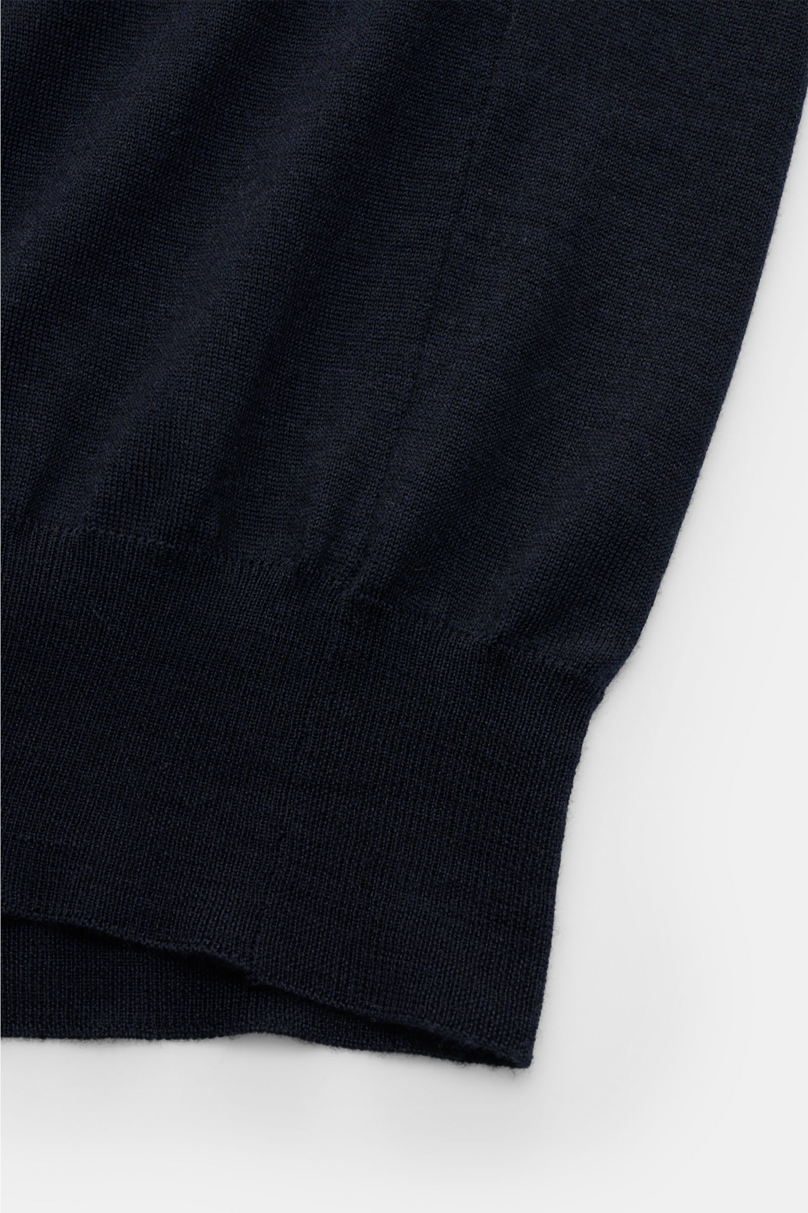 BRAUN Hamburg Cardigan navy aus feinem Strick, Detailaufnahme Rippbündchen, Mix aus Schurwolle, Cashmere, Seide, Slim Fit, V-Ausschnitt.