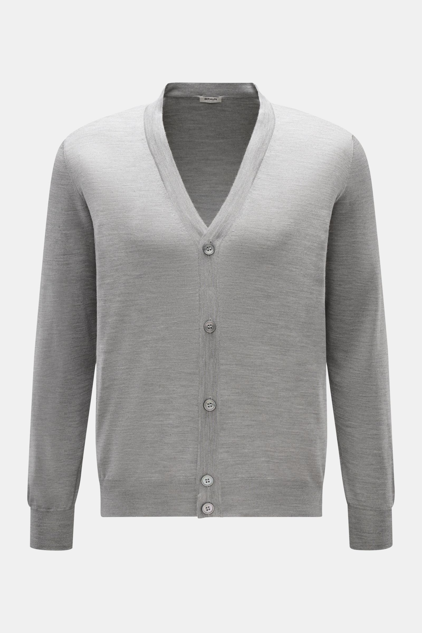 BRAUN Hamburg Cardigan grau meliert, frontal fotografiert, Slim Fit Feinstrick mit V-Ausschnitt, Fünf-Knopf-Leiste, Rippbündchen, Mix aus Schurwolle, Cashmere, Seide.