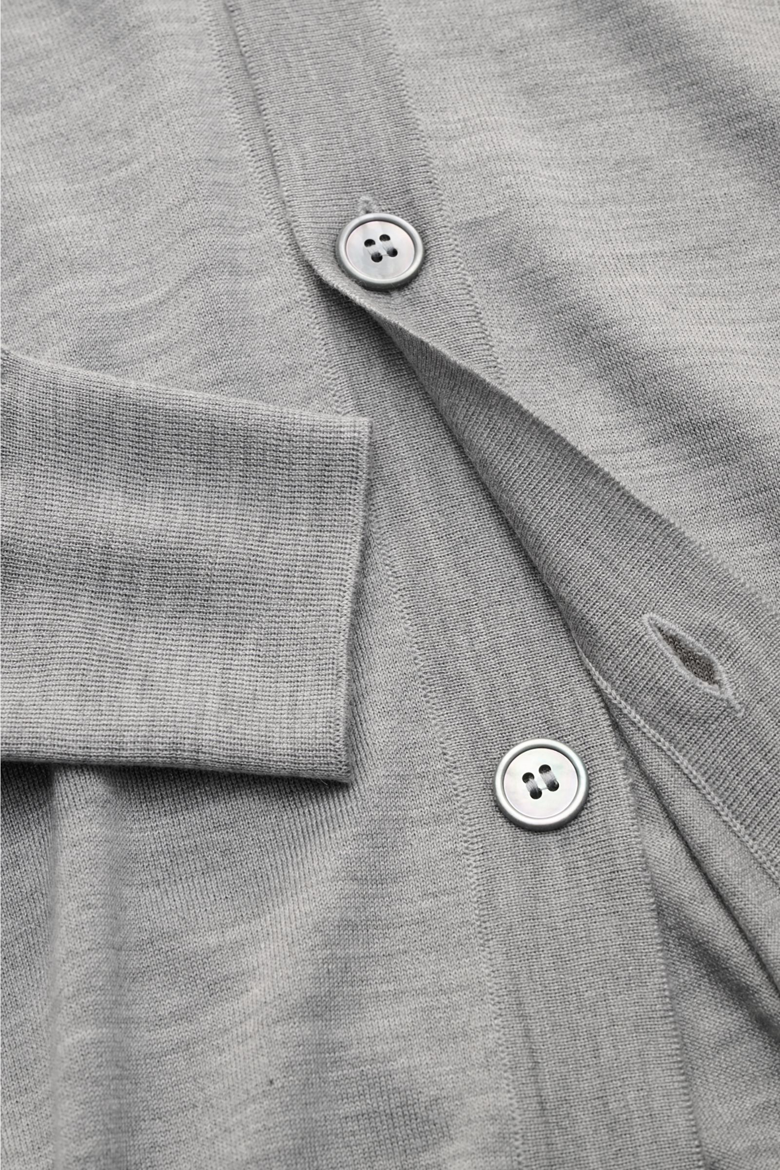 Nahaufnahme des BRAUN Hamburg Cardigan grau meliert mit V-Ausschnitt, Fünf-Knopf-Leiste und Rippbündchen, feiner Strick aus Wolle, Cashmere, Seide.