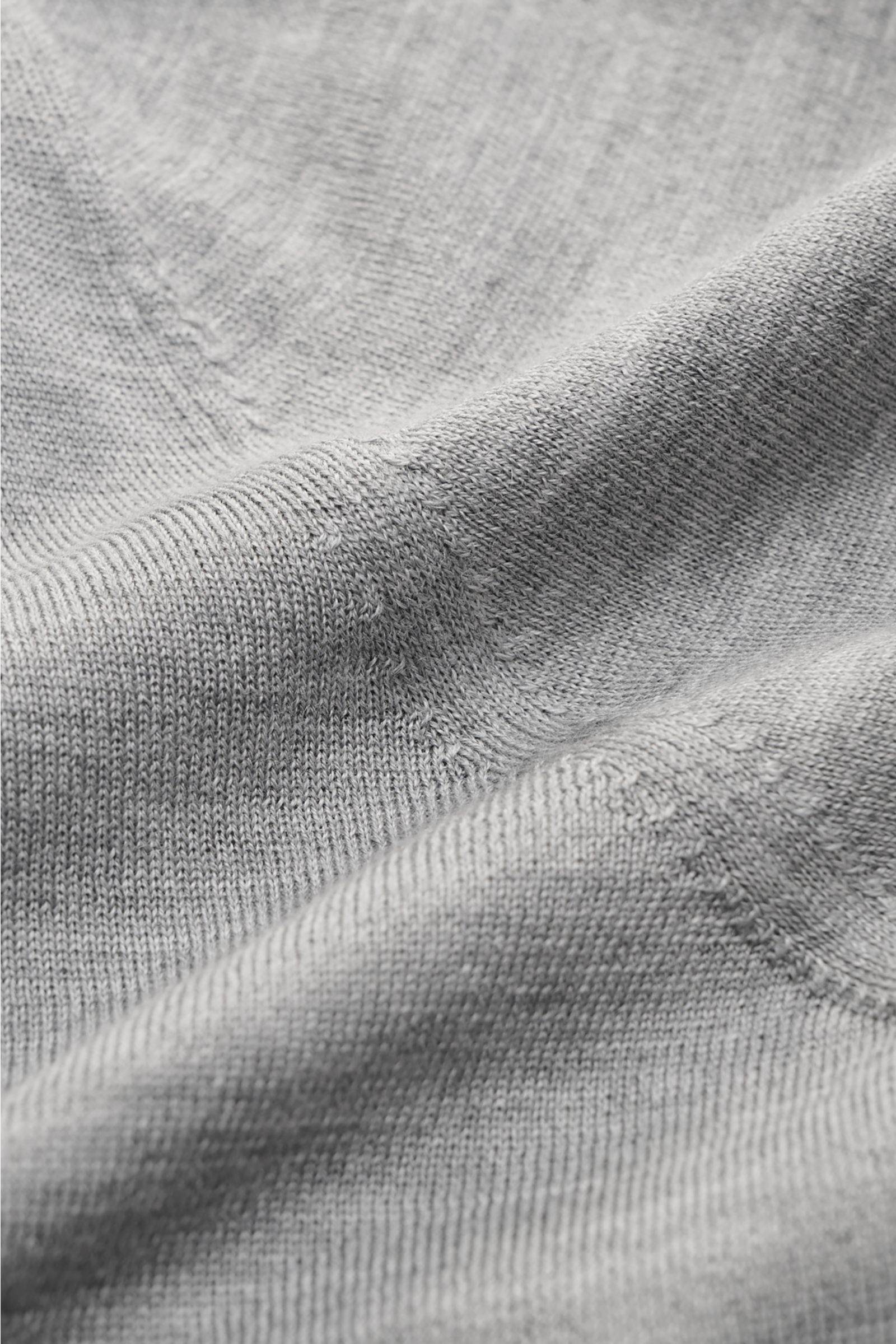 BRAUN Hamburg Cardigan grau meliert in Nahaufnahme, feiner Strick, weiche Materialmischung aus Schurwolle, Cashmere und Seide, Slim Fit, V-Ausschnitt.