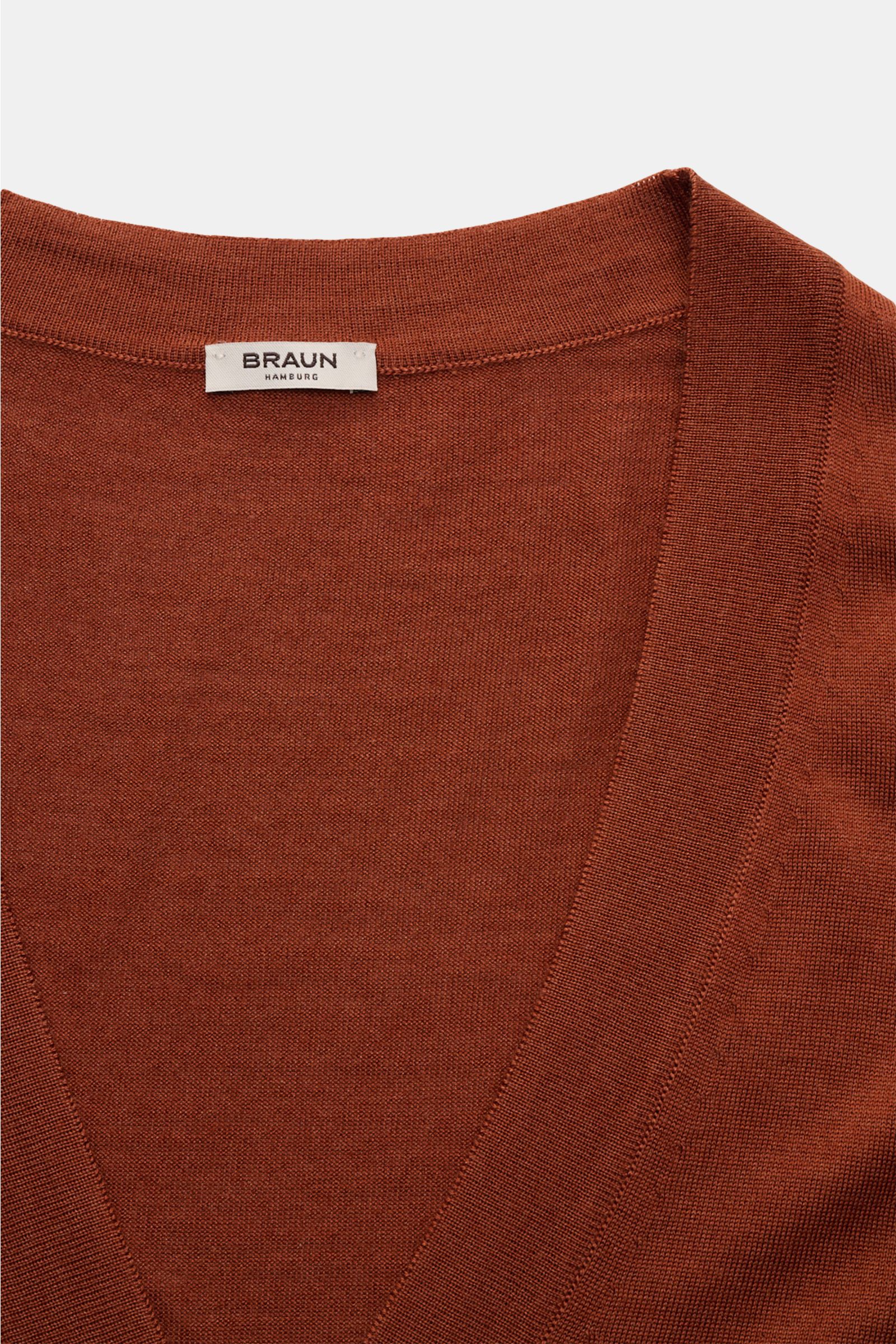 BRAUN Hamburg Cardigan rostbraun, Slim Fit, V-Ausschnitt, feiner Strick, weiche Haptik dank Schurwolle, Cashmere, Seide, Nahaufnahme von oben.