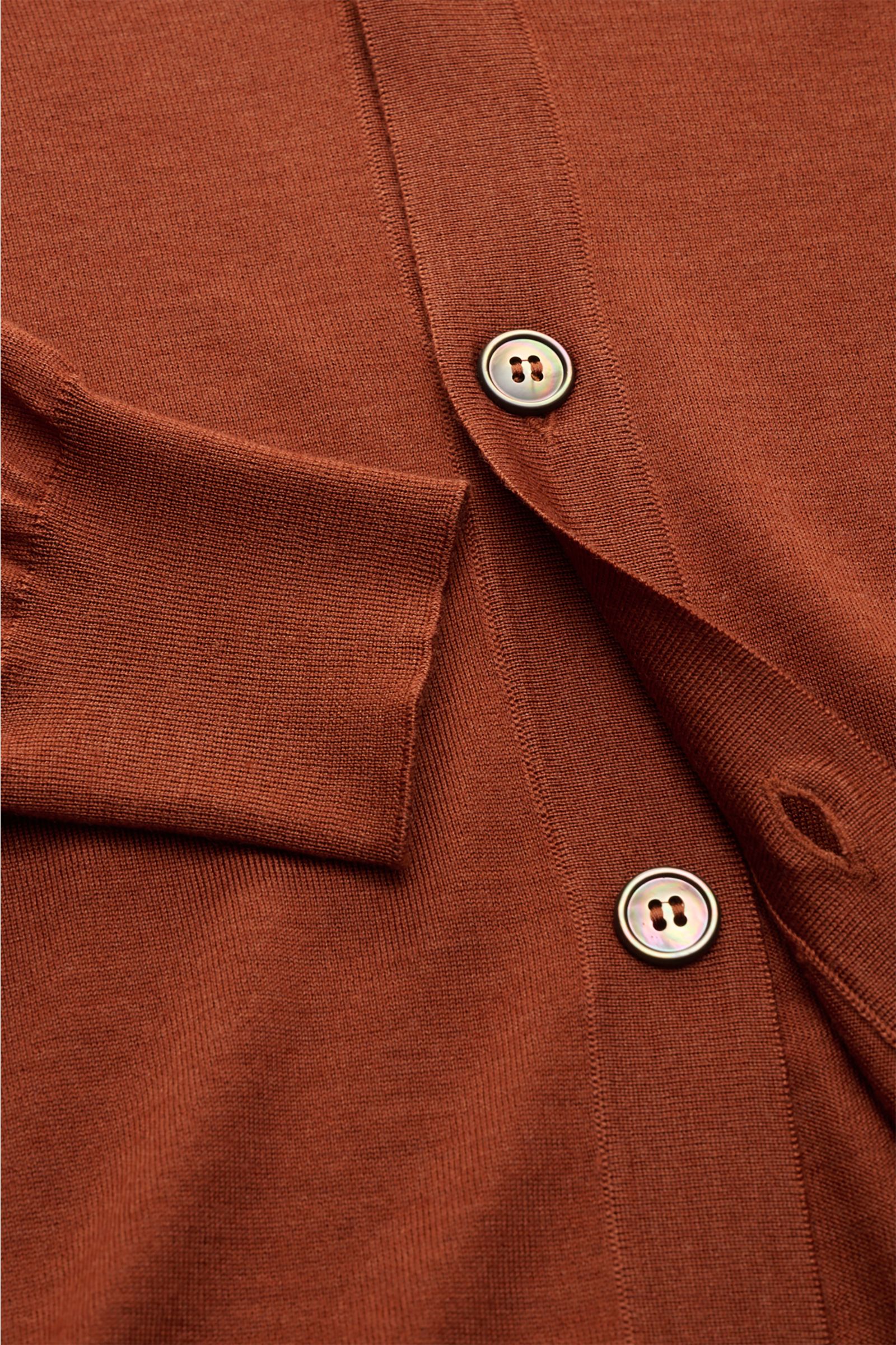 BRAUN Hamburg Cardigan rostbraun aus Schurwolle, Cashmere, Seide, Slim Fit mit V-Ausschnitt, Fünf-Knopf-Leiste, weichem Griff, Detailaufnahme von vorne.