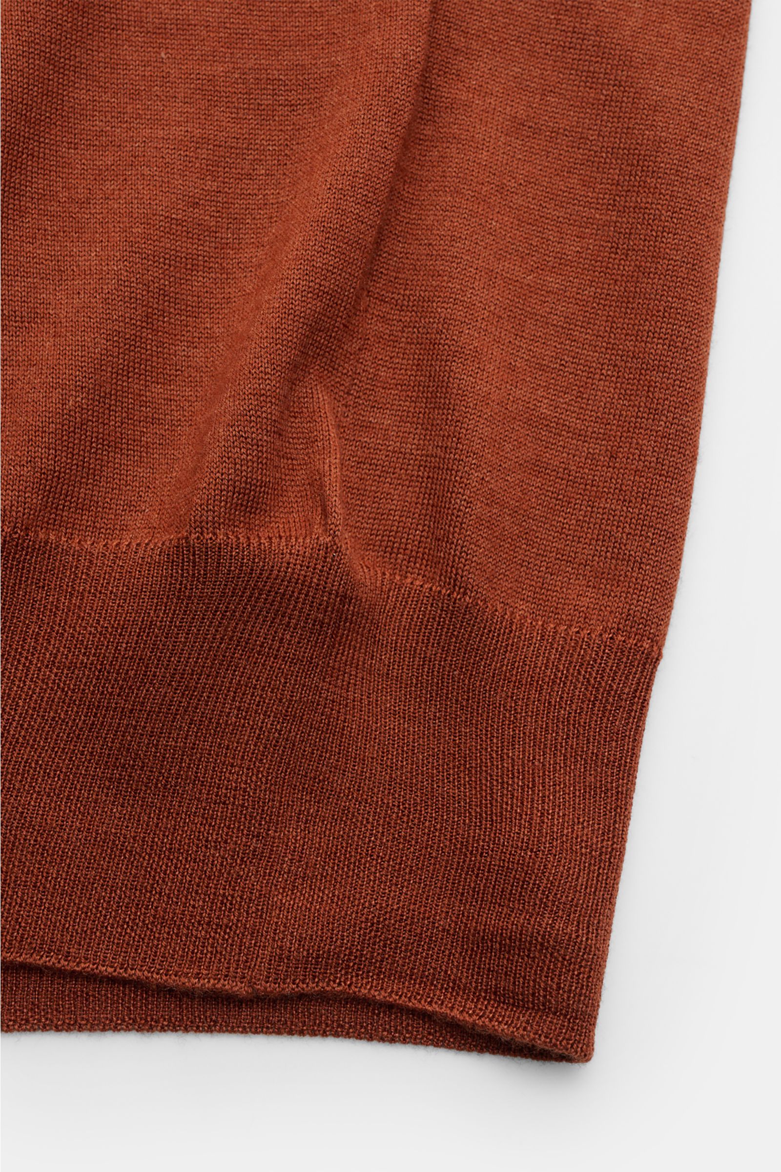 BRAUN Hamburg Cardigan rostbraun Detailaufnahme des weichen Feinstricks, Slim Fit mit Rippbündchen aus Schurwolle, Cashmere und Seide.