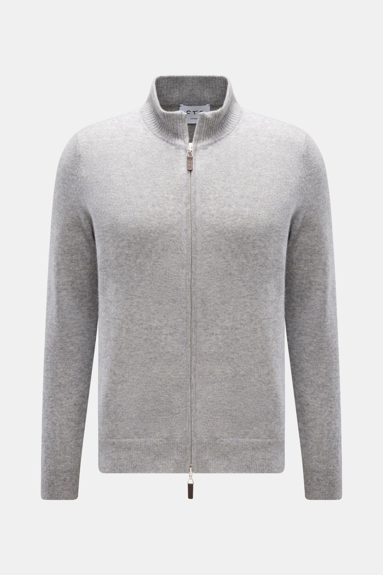 FTC Cashmere Strickjacke grau meliert, frontal fotografiert, Slim Fit mit verdecktem Zwei-Wege-Reißverschluss, geripptem Stehkragen, Leder-Logo am Zipper, aus reiner Fair-Trade-Cashmere, OEKO-TEX® zertifiziert, sehr weich und fein gestrickt.