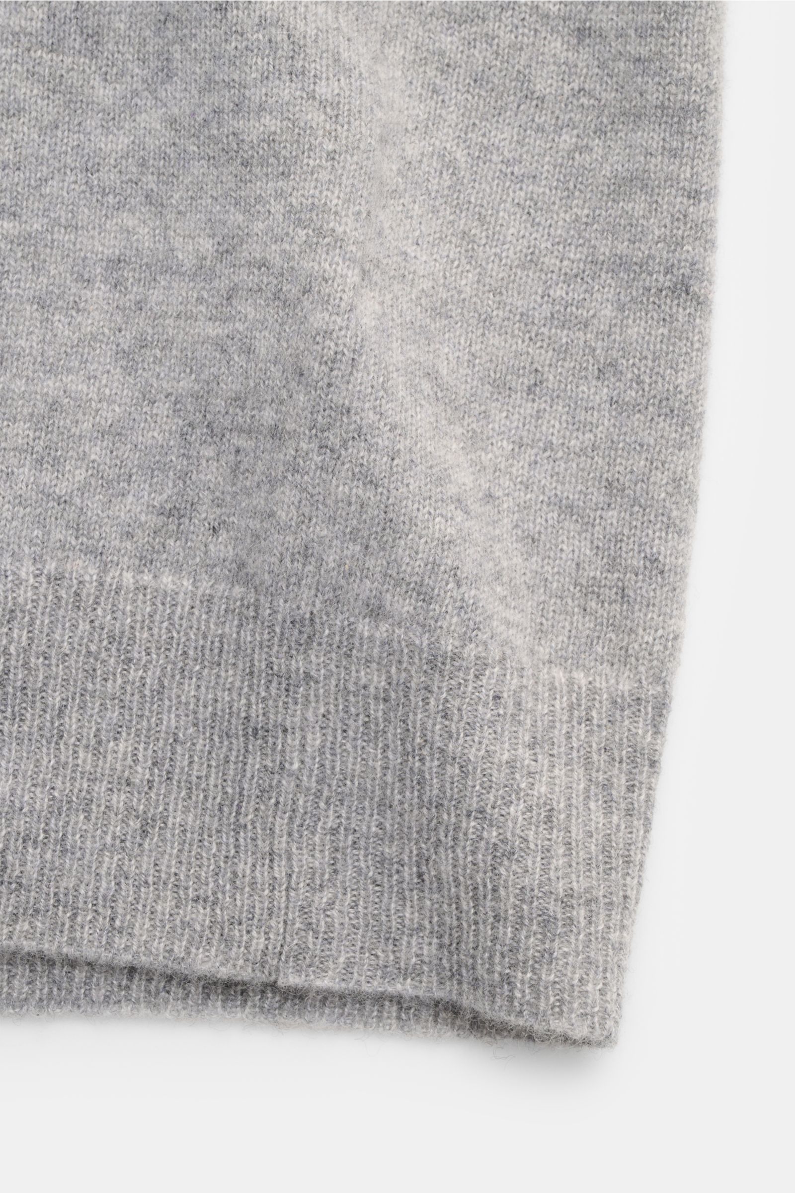 Nahaufnahme der FTC Cashmere Strickjacke grau meliert, Detailansicht des feinen Strickbilds und gerippten Bündchens aus Fair-Trade-Cashmere.