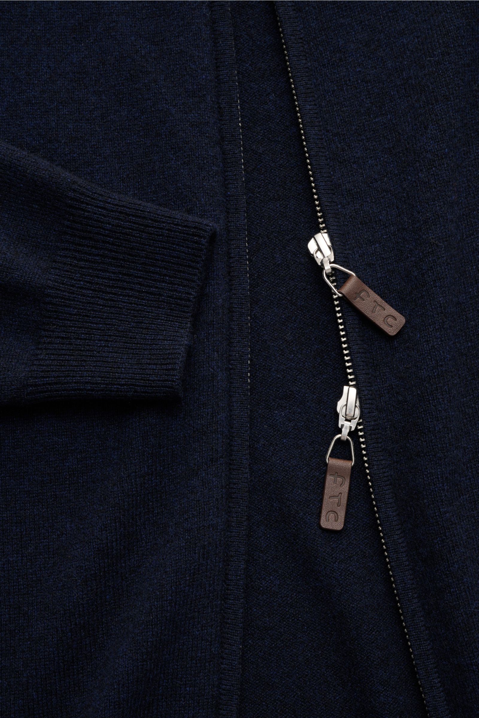 Nahaufnahme der FTC Cashmere Strickjacke navy, fotografiert von oben, zeigt weiche Fair-Trade-Cashmere-Struktur, feines Strickbild, Slim Fit, verdeckten Zwei-Wege-Reißverschluss mit Leder-Logo-Zipper, gerippten Stehkragen und flexible Rippbündchen, OEKO-T