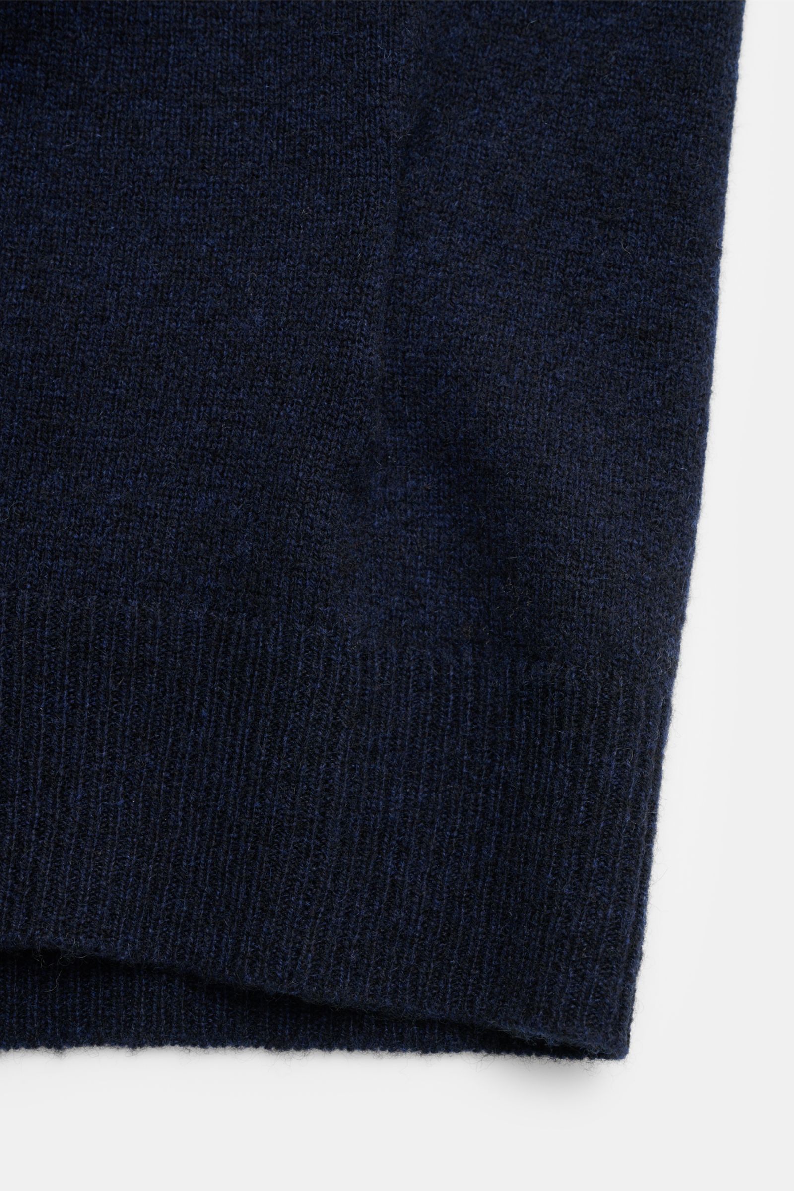 FTC Cashmere Strickjacke navy, Nahaufnahme des feinen Strickbilds und geripptem Bündchen aus weichem, zertifiziertem Fair-Trade-Cashmere.