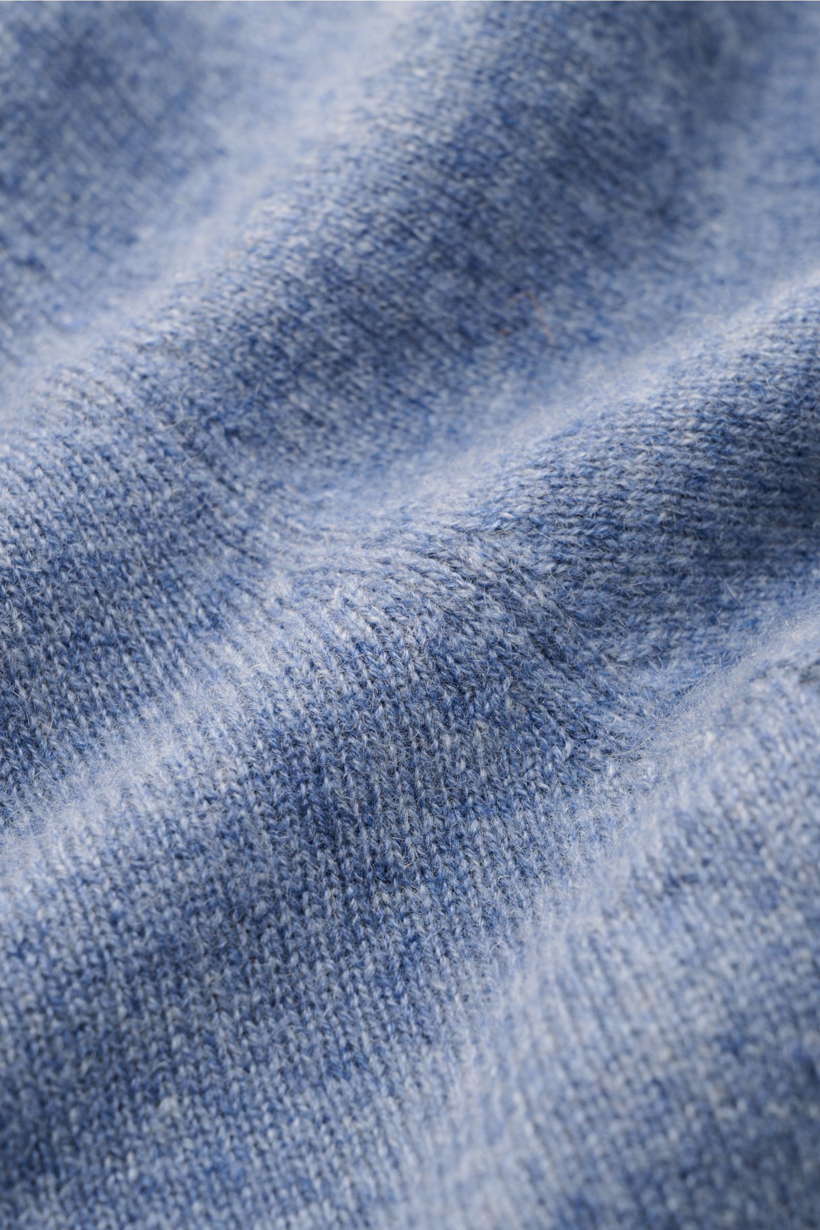 Nahaufnahme der FTC Cashmere Strickjacke rauchblau meliert aus Fair-Trade-Cashmere, zeigt das feine Strickbild und weiche Material.