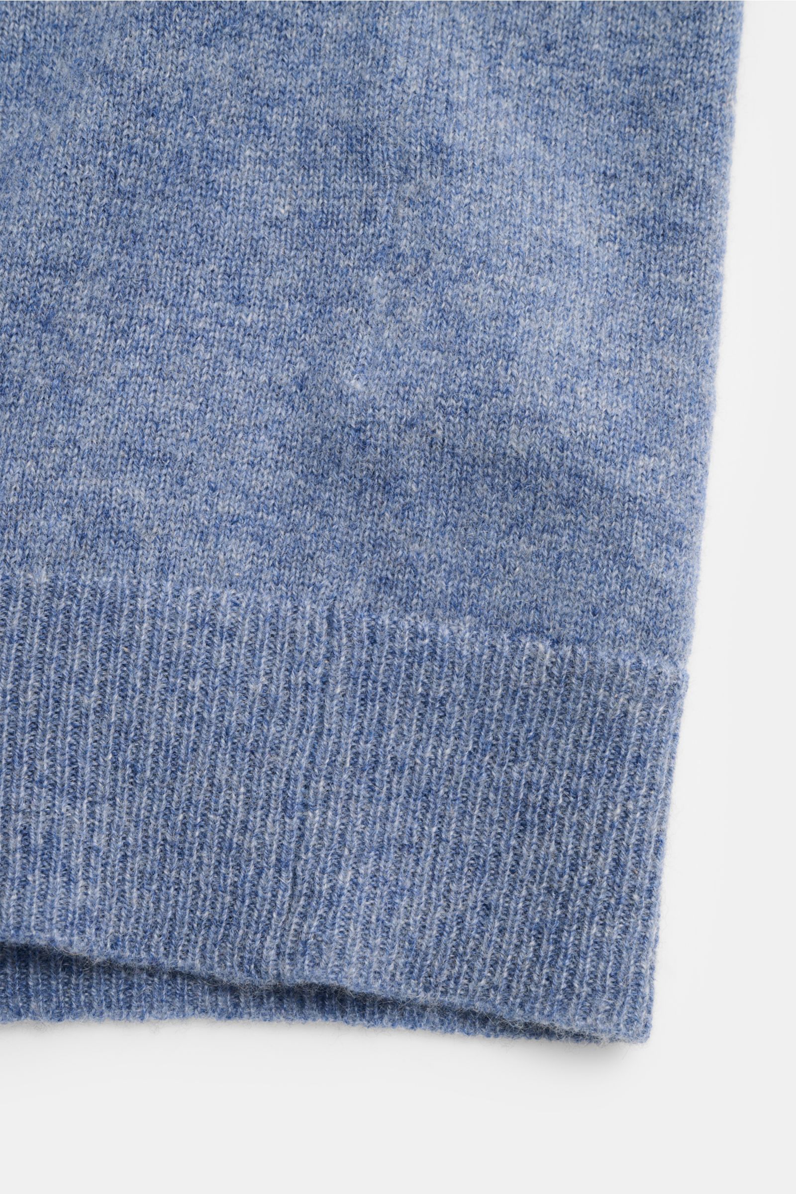 Nahaufnahme der gerippten Bündchen der FTC Cashmere Strickjacke rauchblau meliert aus weichem Fair-Trade-Cashmere.