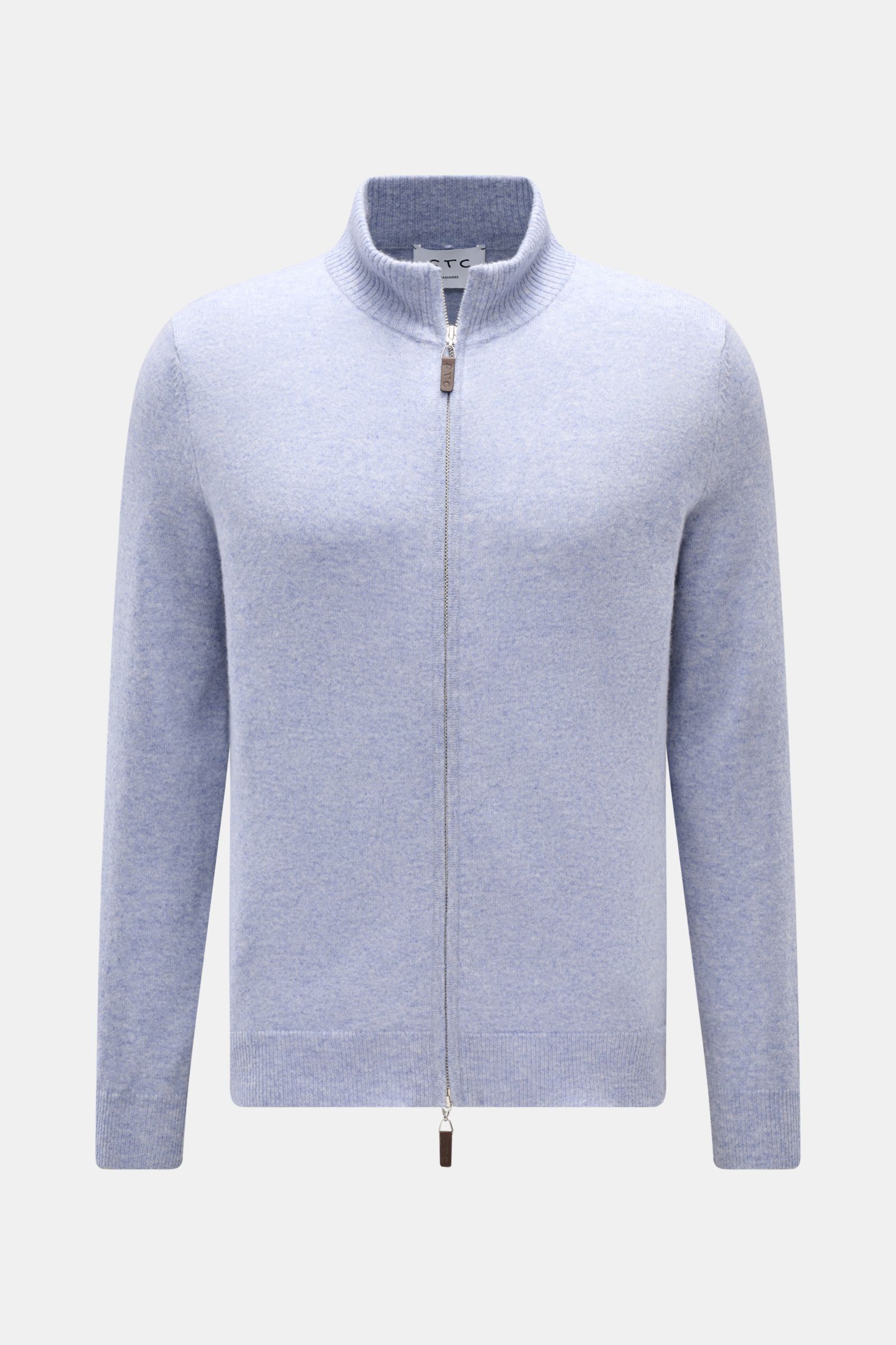FTC Cashmere Strickjacke hellblau meliert, Frontansicht, Slim Fit mit verdecktem Zwei-Wege-Reißverschluss, geripptem Stehkragen, weichem Fair-Trade-Cashmere, OEKO-TEX® zertifiziert, Leder-Logo am Zipper.