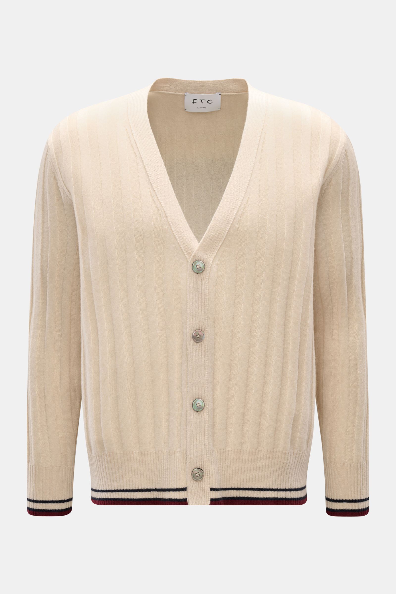 FTC Cashmere Cardigan beige, frontal fotografiert, aus purem Fair-Trade-Cashmere mit breitem Rippstrick, V-Ausschnitt, Vier-Knopf-Leiste, kontrastfarbene Streifen, weicher Griff, Regular Fit, komfortable Rippbündchen.