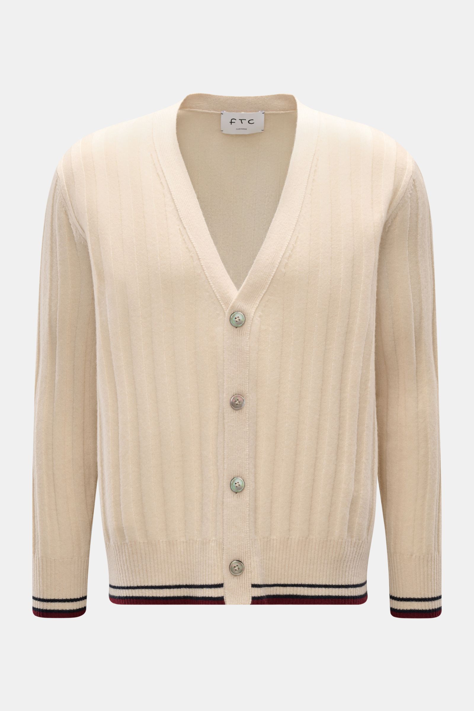 FTC Cashmere Cardigan beige, frontal in V-Ausschnitt, reiner Fair-Trade-Cashmere, breiter Rippstrick, vier Knöpfe, kontrastfarbene Streifen.