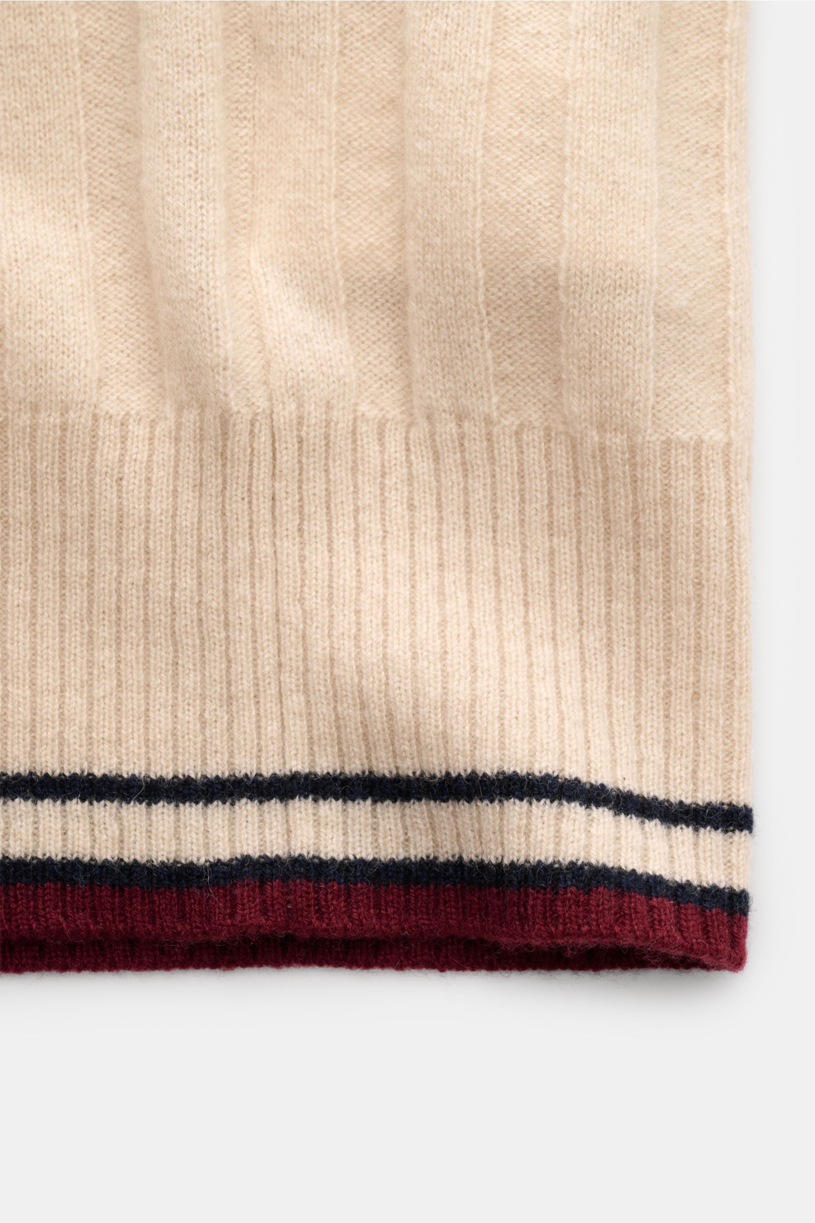 Nahaufnahme des unteren Saums vom FTC Cashmere Cardigan beige, Fair-Trade-Cashmere, breiter Rippstrick, kontrastfarbene Streifen, weicher Griff.