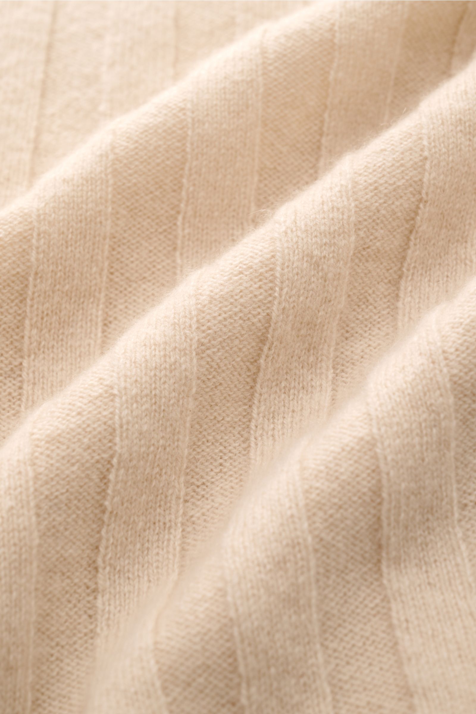 Nahaufnahme des weichen, fein gerippten Stoffes des FTC Cashmere Cardigan beige aus reinem Fair-Trade-Cashmere mit breitem Rippstrick.