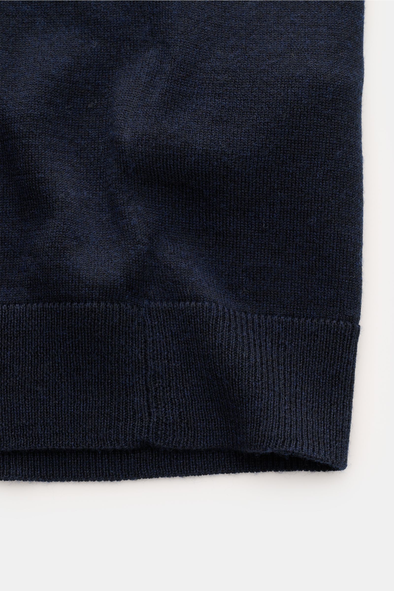 Close-up front view of the ribbed hem of the FTC Cardigan navy made of fine, soft cashmere and SeaCell knit.

This luxurious cardigan by eco-friendly knitwear label FTC is a soft knitwear essential made of fair trade cashmere in a fine blend with SeaCe