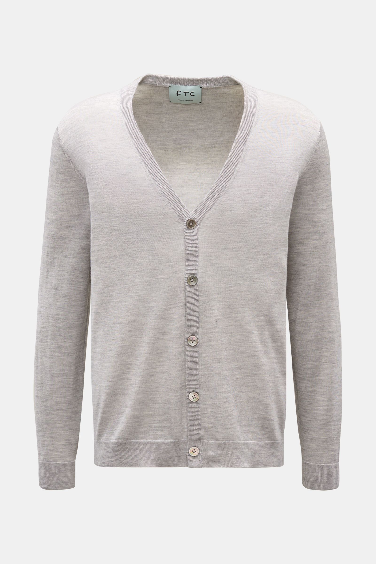 FTC Cardigan grau meliert, von vorne fotografiert, Slim Fit mit V-Ausschnitt, fünf Knöpfen, Rippbündchen, weicher Cashmere-SeaCell-Strick.