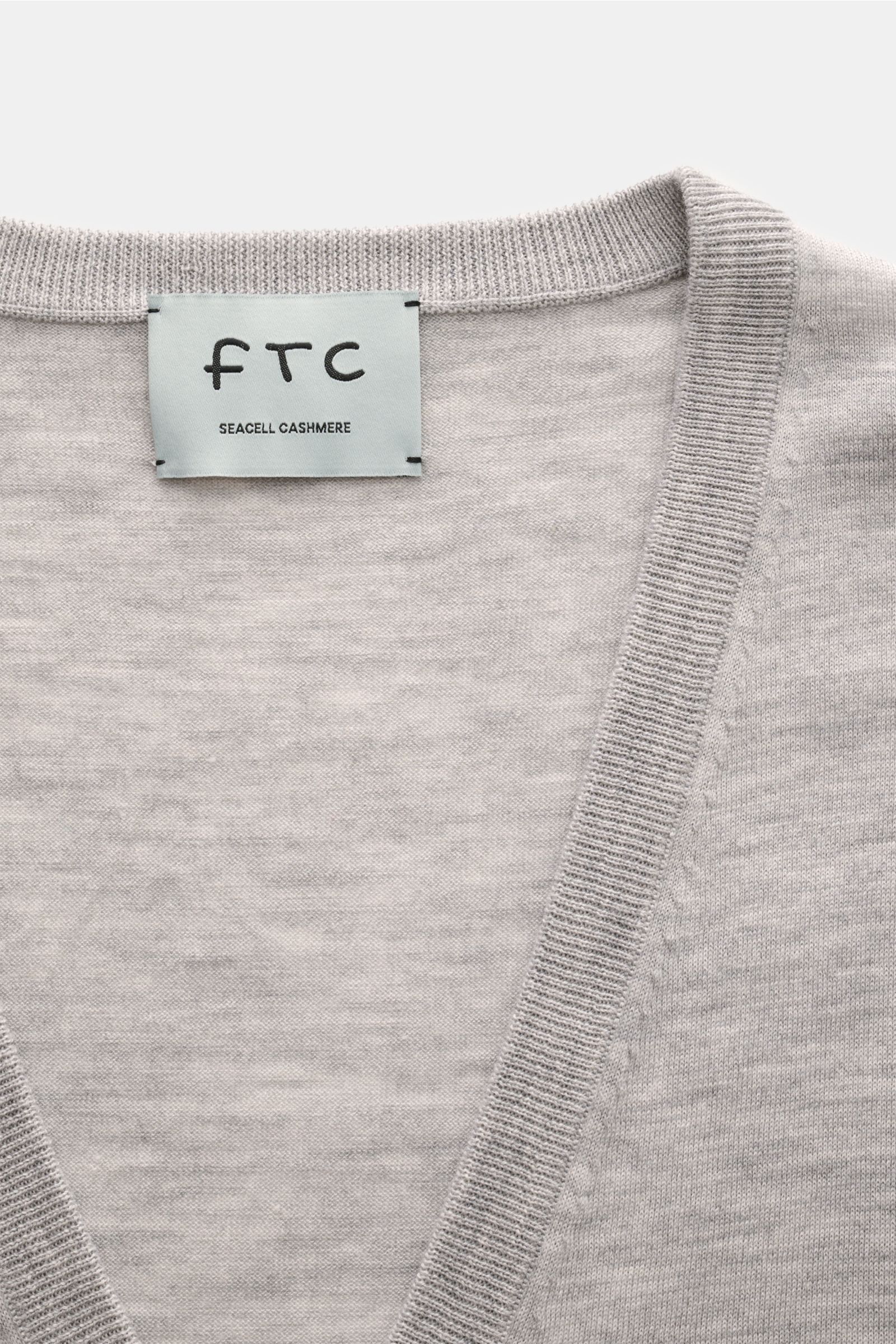 Nahaufnahme des FTC Cardigan grau meliert mit V-Ausschnitt, feinem Strickbild, Fünf-Knopf-Leiste, Rippbündchen aus softem Fair-Trade-Cashmere und SeaCell.