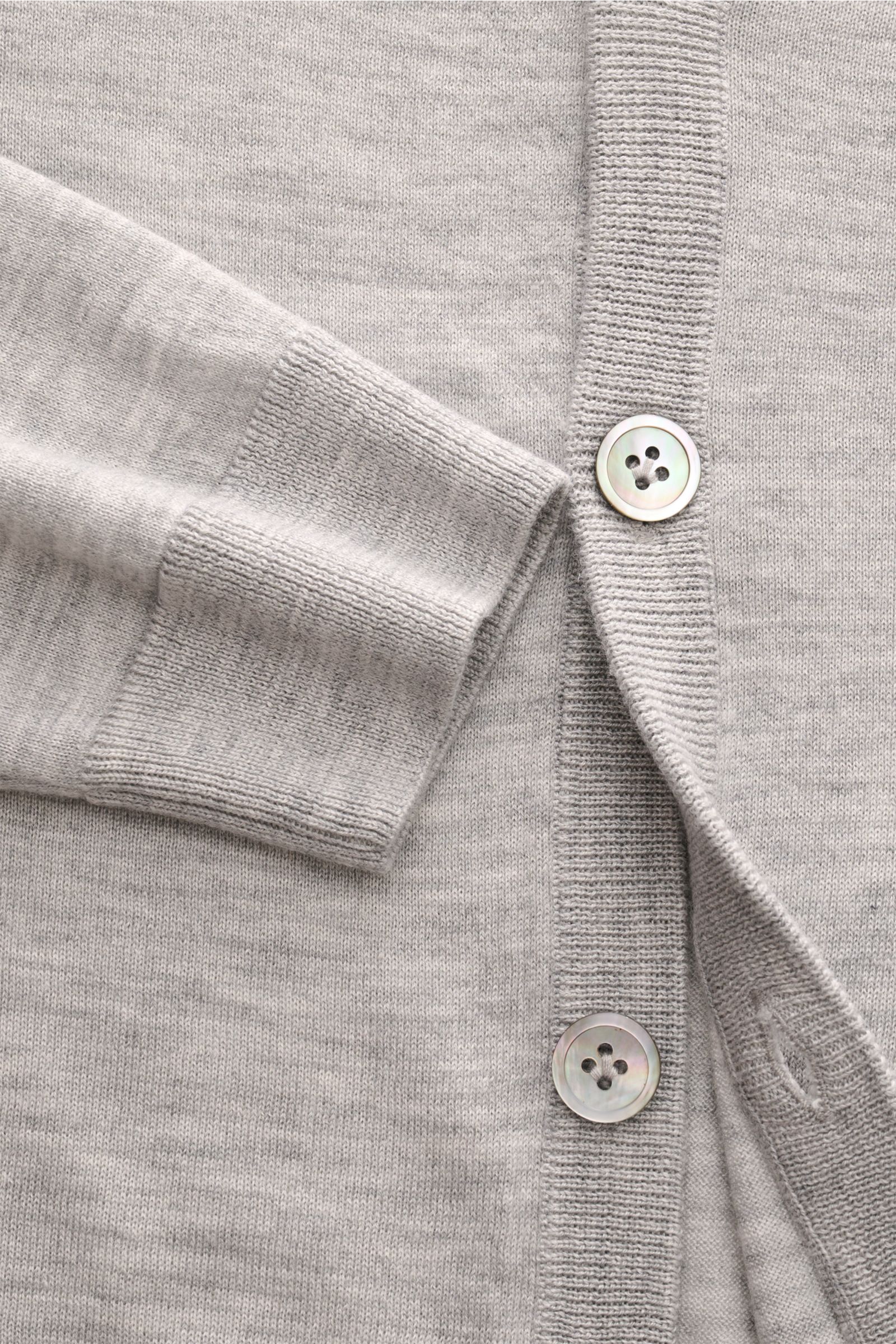 Nahaufnahme des FTC Cardigan grau meliert von oben, zeigt feines Strickbild, weiche Rippbündchen, Slim Fit, V-Ausschnitt und Fünf-Knopf-Leiste aus Fair-Trade-Cashmere mit SeaCell.